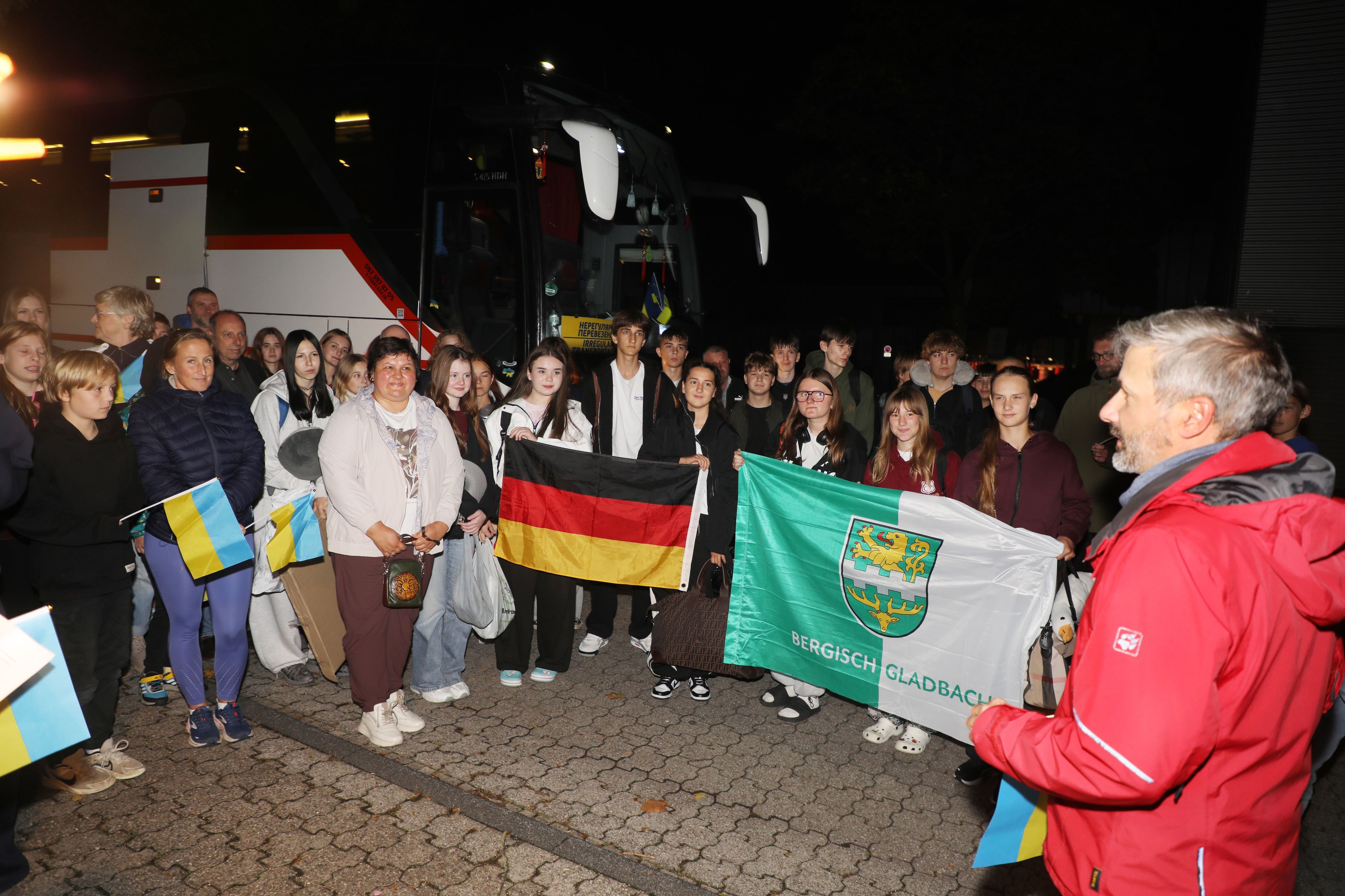 Vertreter des Städtepartnerschaftsvereins Bergisch Gladbach - Butscha und der Integrierten Gesamtschule Paffrath empfangen die Schülerinnen und Schüler aus dem ukrainischen Butscha.
