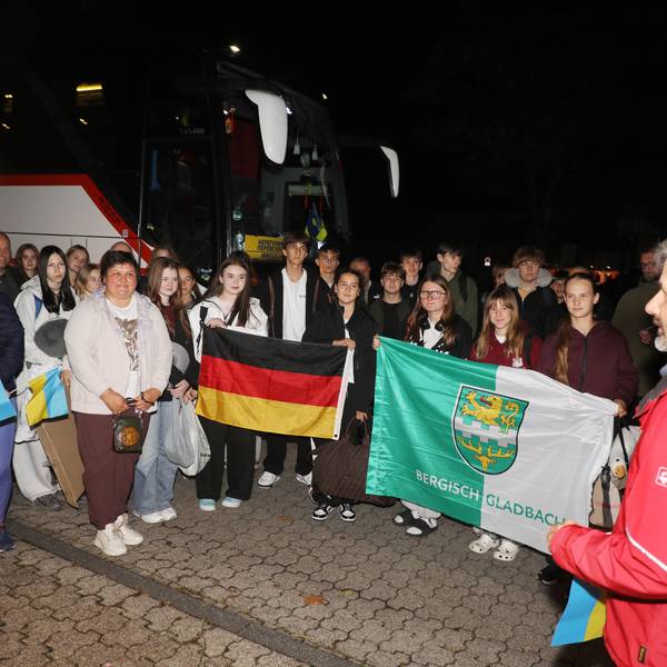 Vertreter des Städtepartnerschaftsvereins Bergisch Gladbach - Butscha und der Integrierten Gesamtschule Paffrath empfangen die Schülerinnen und Schüler aus dem ukrainischen Butscha.