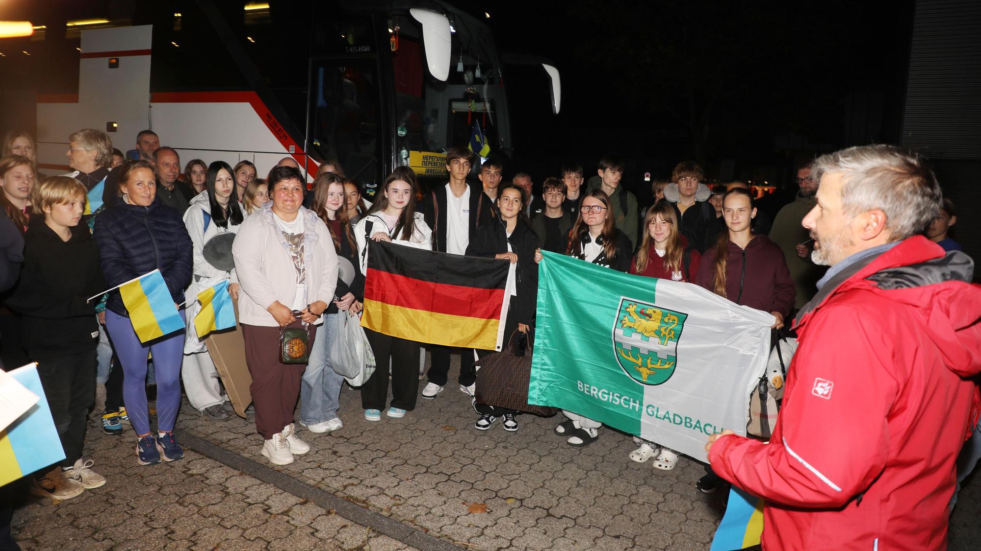 Vertreter des Städtepartnerschaftsvereins Bergisch Gladbach - Butscha und der Integrierten Gesamtschule Paffrath empfangen die Schülerinnen und Schüler aus dem ukrainischen Butscha.