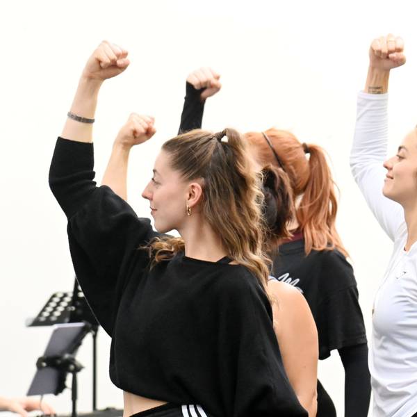 Die Mitwirkenden proben seit zwei Wochen für das neue Musical „Kick Like a Woman.“ Fünf Frauen stehen mit erhobenen Fäusten im Proberaum.