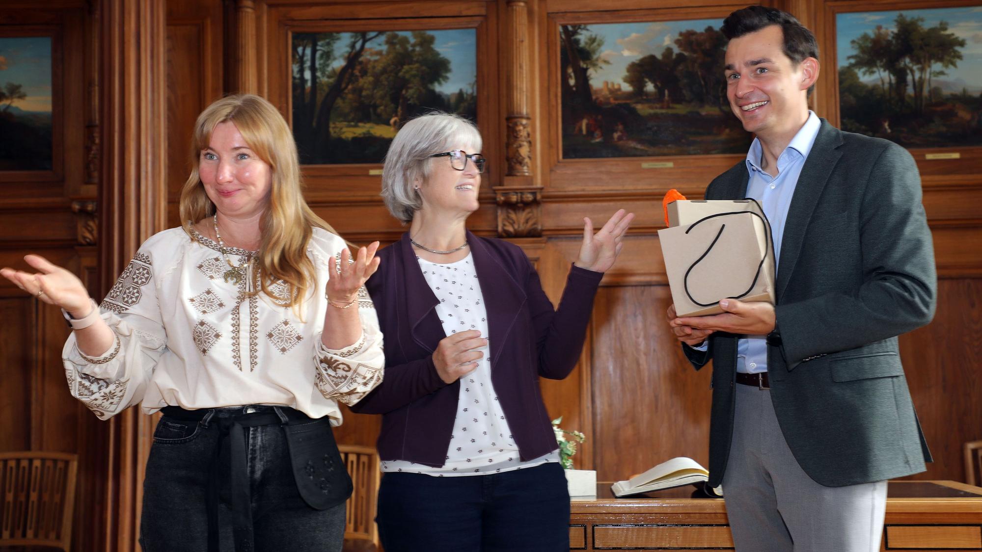 Zu seinem Geburtstag gab es für Bürgermeister Marcel Kreutz auch ein Geschenk aus der ukrainischen Partnerstadt Butscha.