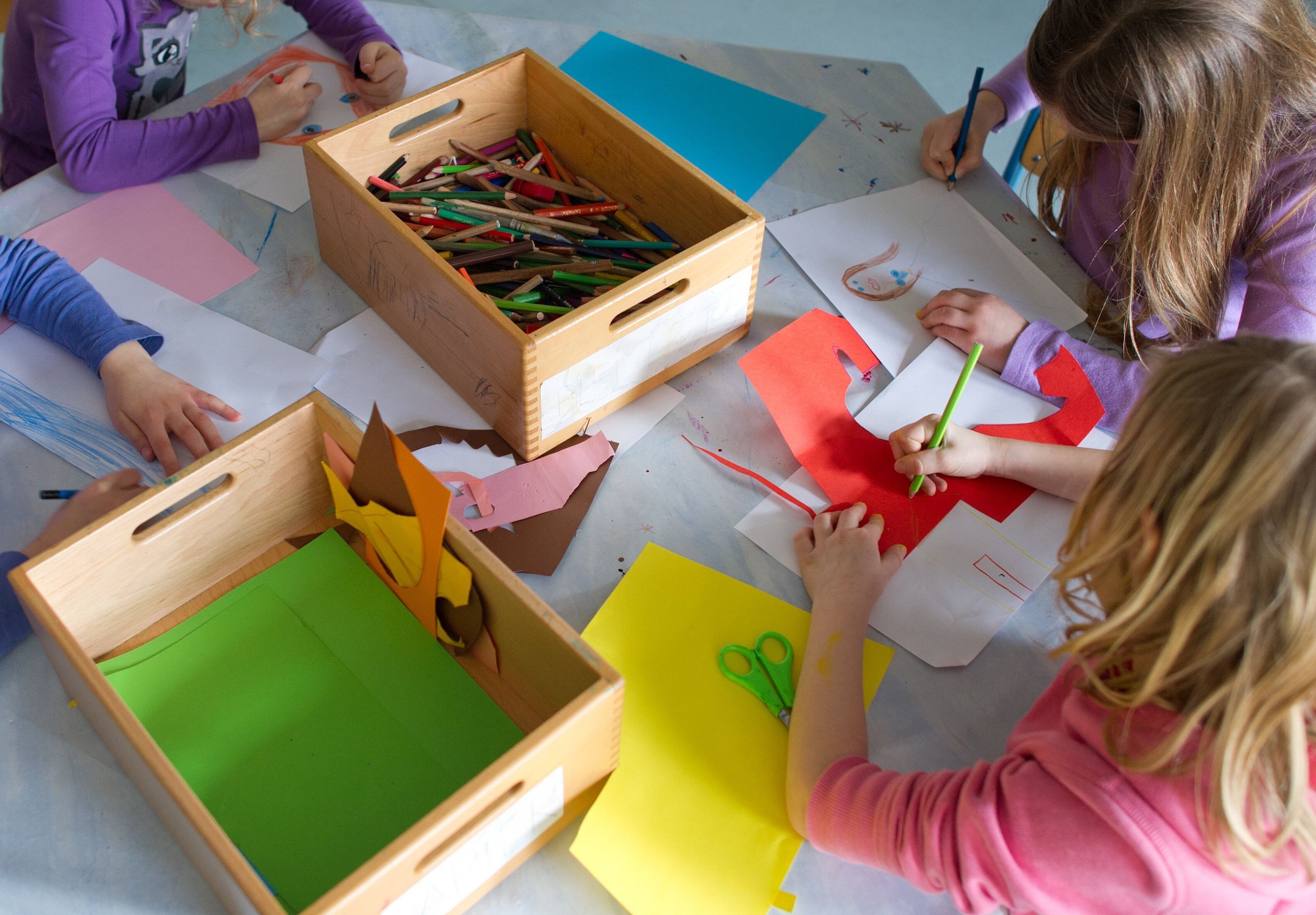 Grundschülerinnen sind in einem Kinderhort mit Bastelarbeiten beschäftigt. Von 2026 an sollen alle Grundschulkinder das Recht auf eine ganztägige Betreuung haben. (zu dpa: «Prien: Ganztagsbetreuung ab 1. August ist Bildungschance») +++ dpa-Bildfunk +++