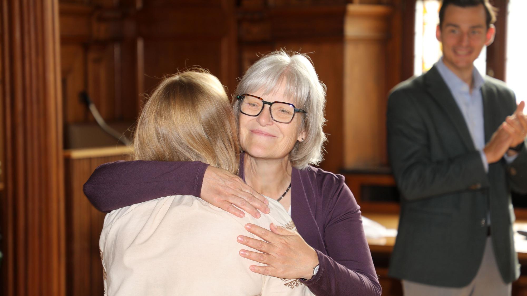 Angelika Wollny (IGP-Schulleiterin) umarmt Lehrerin Tanja Rybakova aus Butscha.