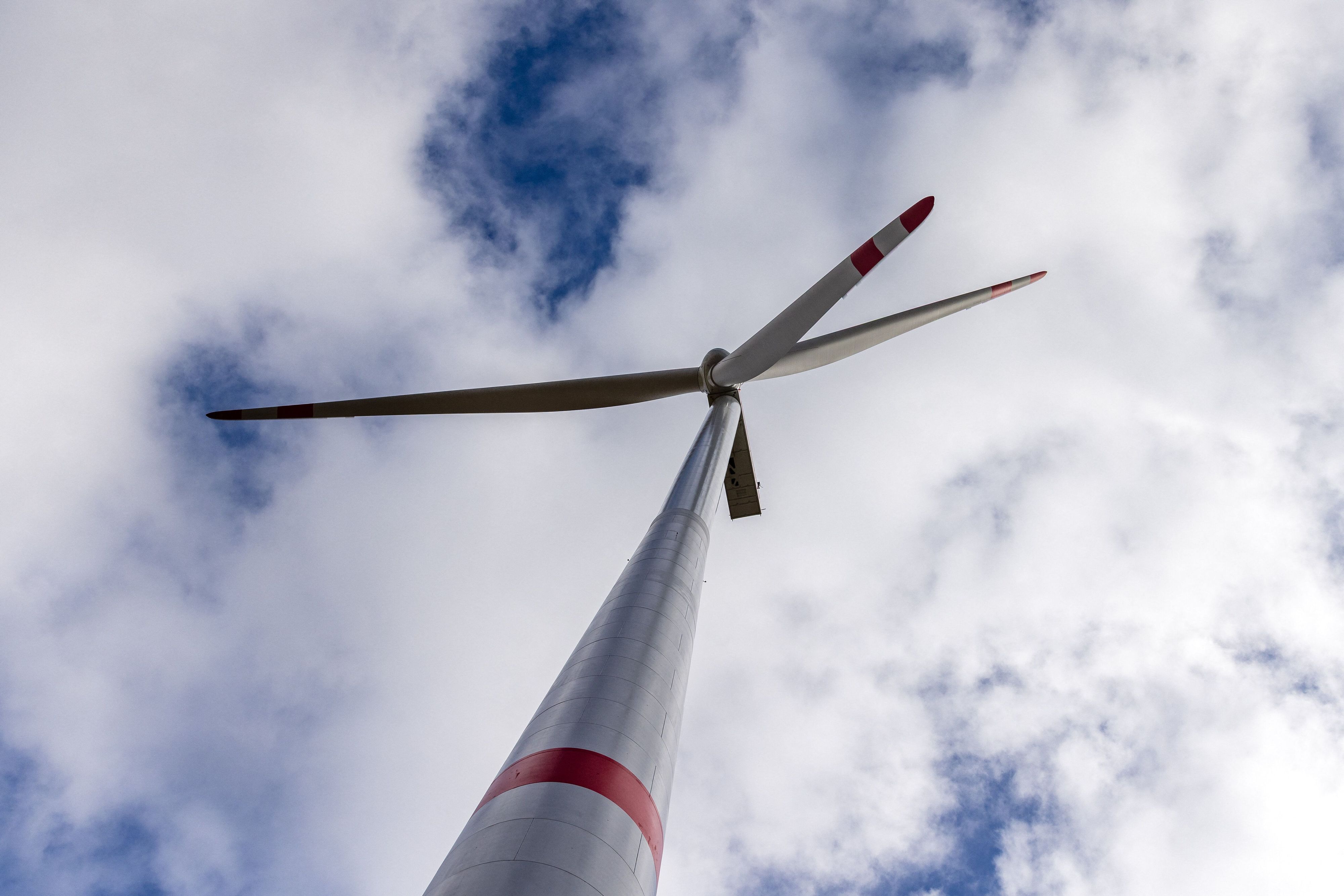 Ein Windrad dreht sich auf der Windenergieanlage Briesnig II auf der Fläche des ehemaligen Tagebaus Jänschwalde.