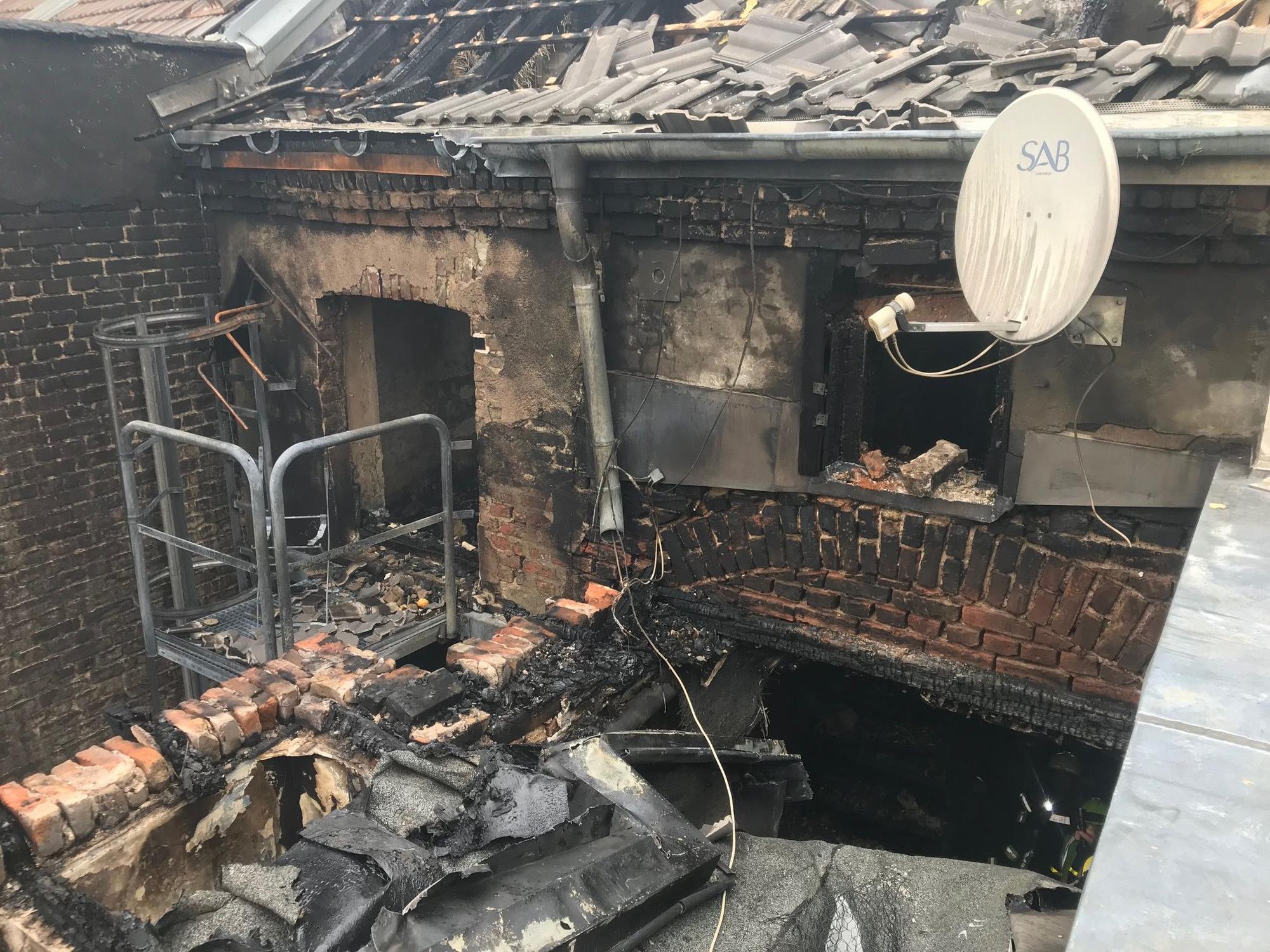 Die Flammen erreichten auch den Dachstuhl des Gebäudes.