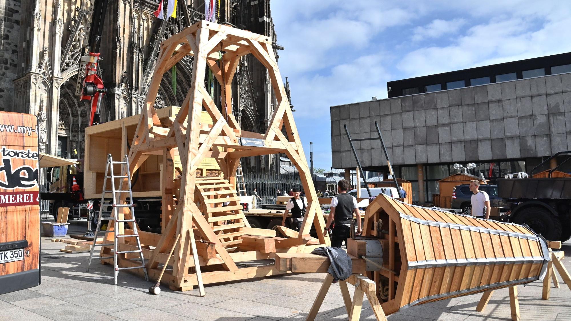 21.09.2026 Köln. Auf dem Roncalliplatz wird ein hölzener Kran aufgebaut, wie er zum Bau des Doms benutzt wurde. Offizieller Pressetermin ist wohl am Mittwoch (23.09.2026). Foto: Alexander Schwaiger