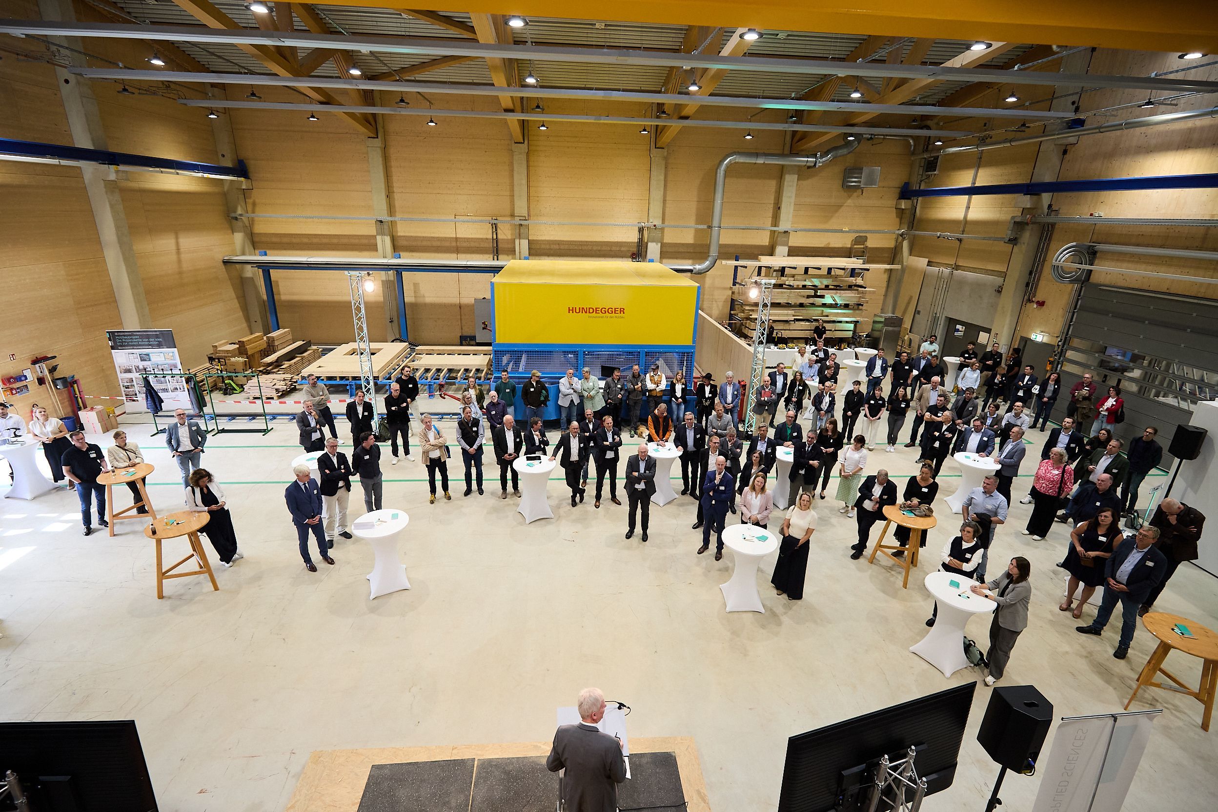 In der Maschinenhalle des AZH wurde die Eröffnung des Gebäudes gefeiert.
