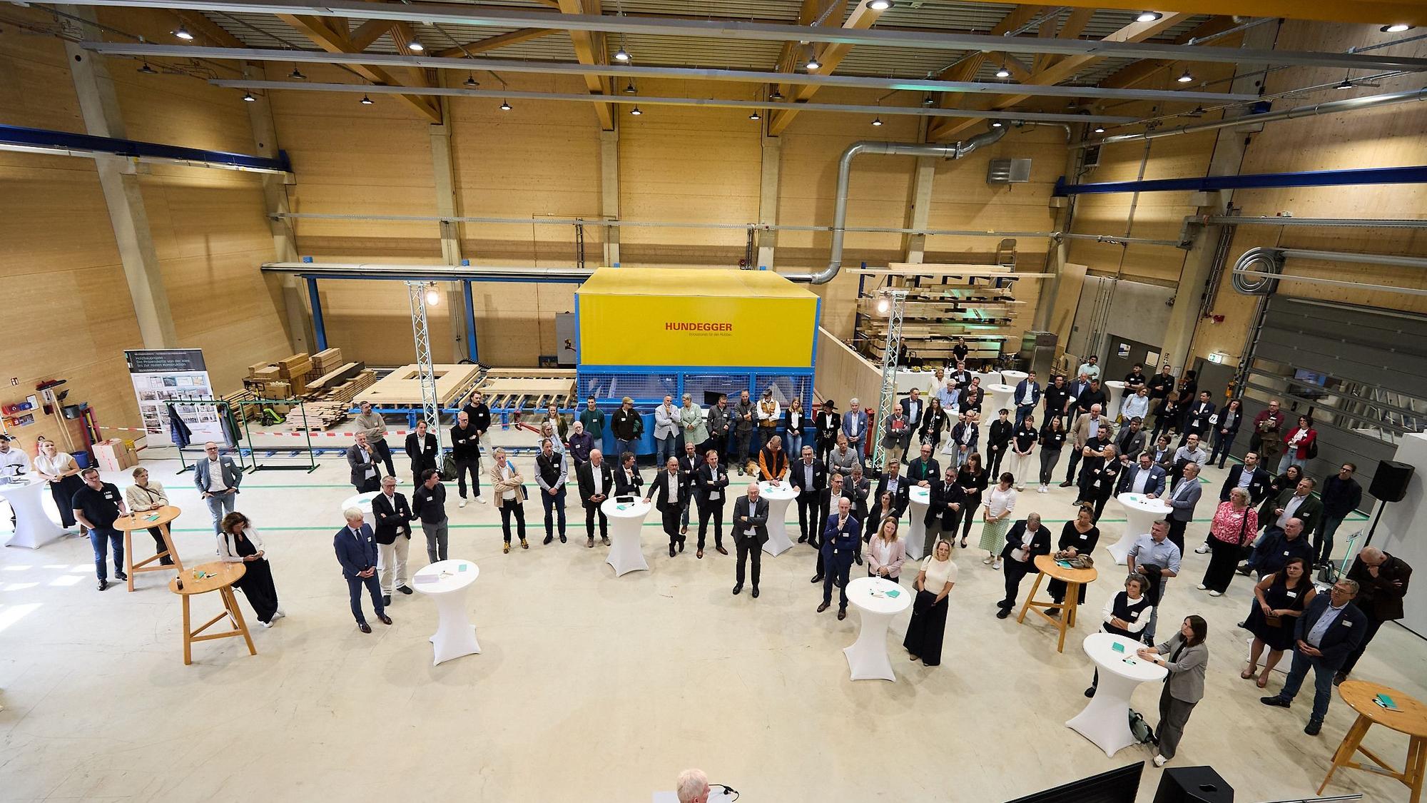 In der Maschinenhalle des AZH wurde die Eröffnung des Gebäudes gefeiert.