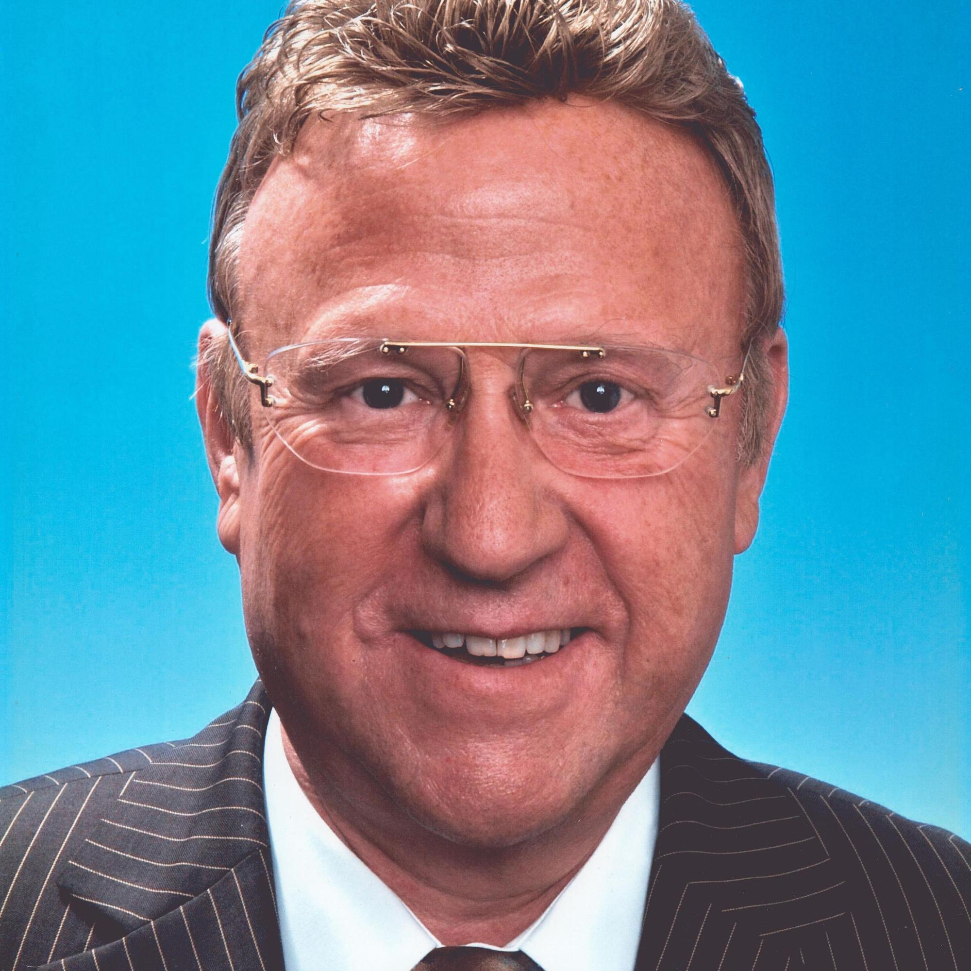 Das Bild zeigt Hans Kaiser vor blauem Hintergrund.