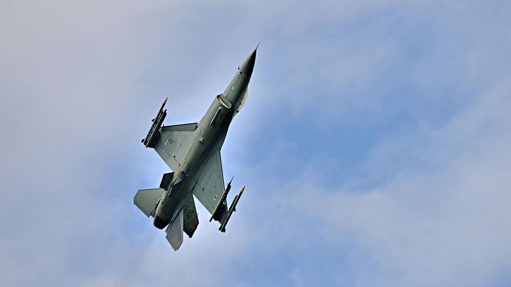 Ein F‑16-Kampfjet fliegt über der US-Airbase Spangdahlem in der Eifel. Berichten zufolge ist eine US-Maschine am Dienstag abgestürzt. (Archivbild)