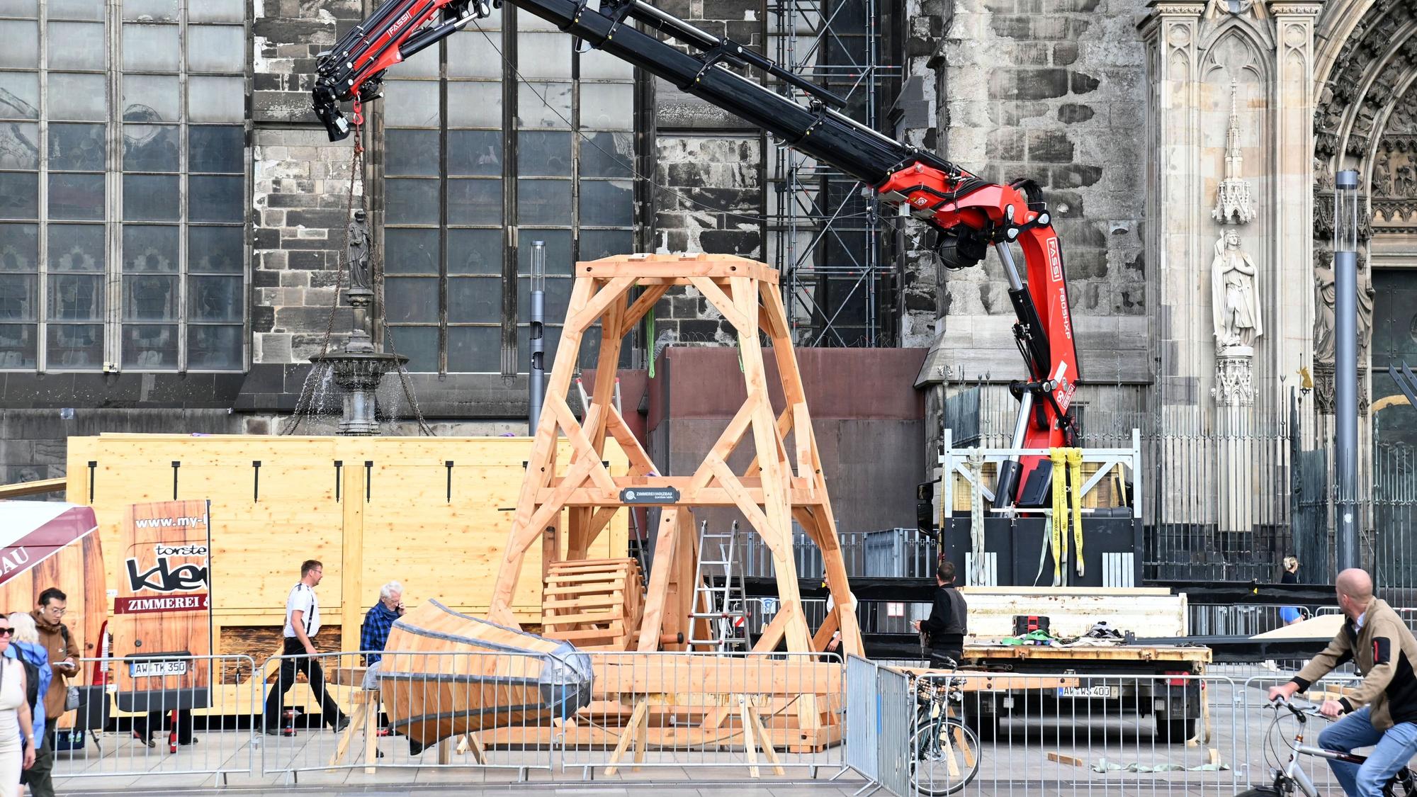 21.09.2026 Köln. Auf dem Roncalliplatz wird ein hölzerner Kran aufgebaut, wie er zum Bau des Doms benutzt wurde. Offizieller Pressetermin ist wohl am Mittwoch (23.09.2026). Foto: Alexander Schwaiger
