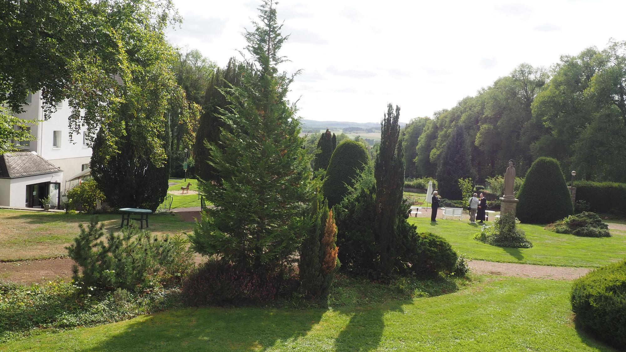 Blick in einen Park, im Hintergrund sind die Eifelhöhen zu sehen.