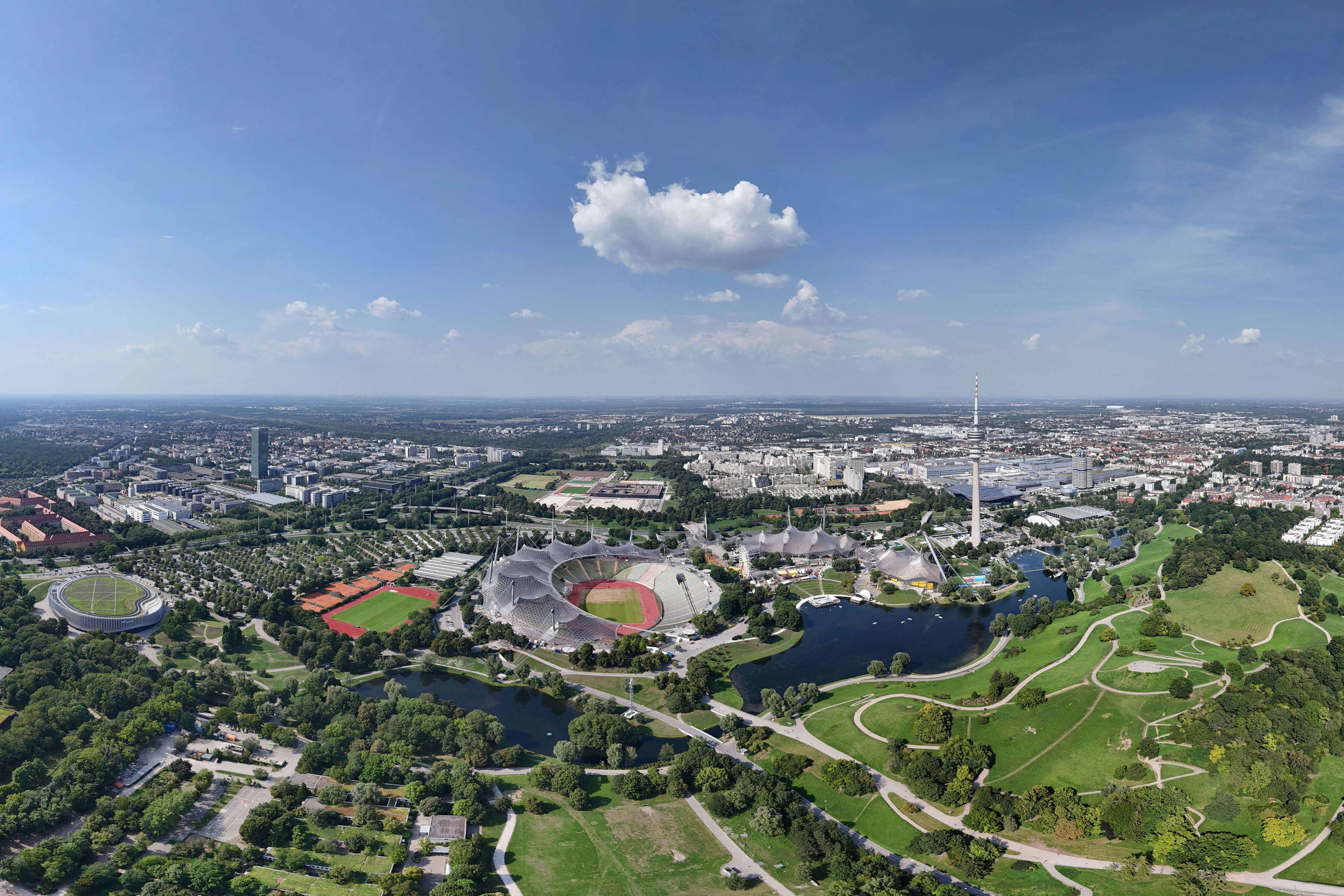 Blick auf das Münchner Olympiastadion und den Olympiapark.