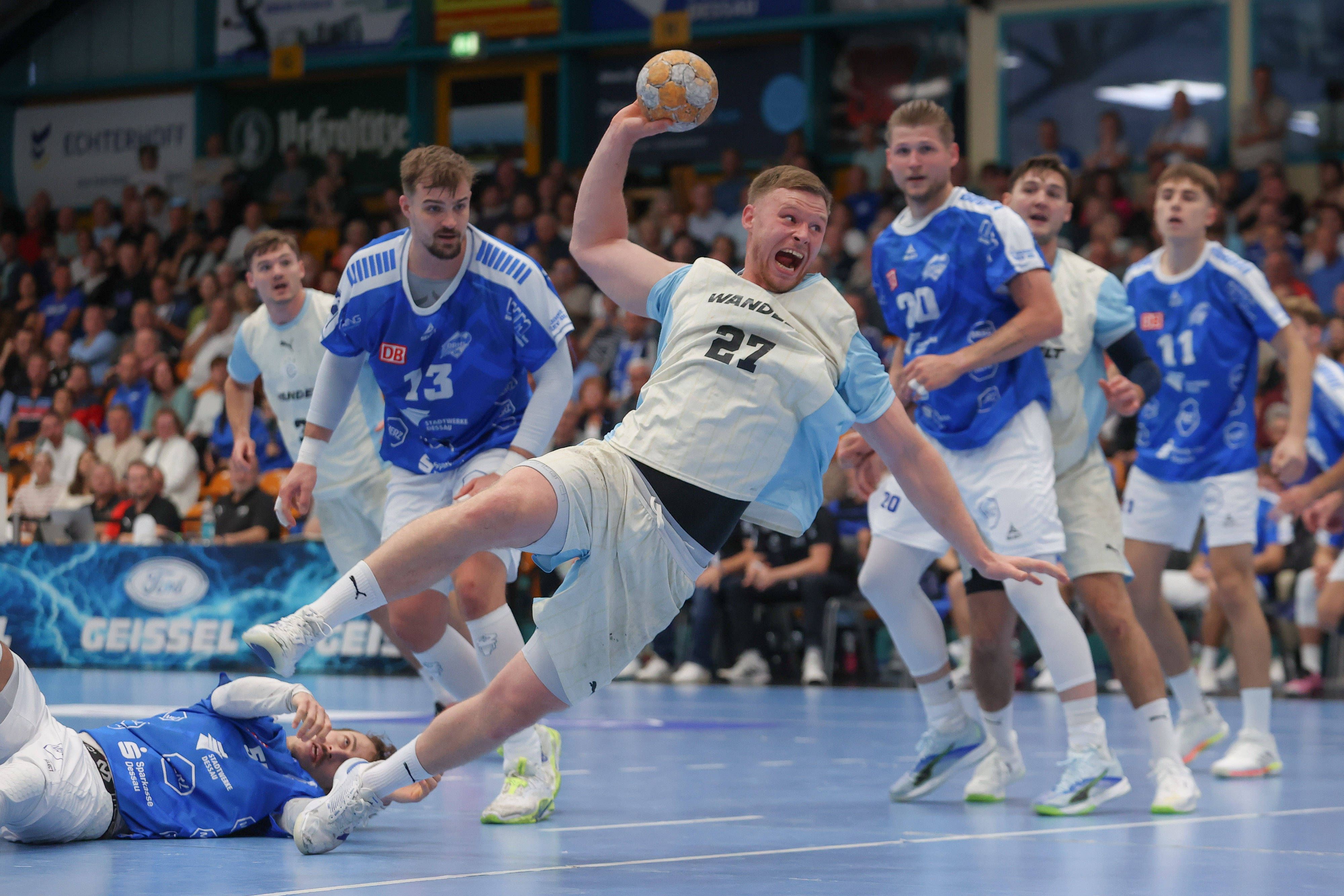 VfL-Spieler Kristjan Horzen beim Wurf auf das Tor.