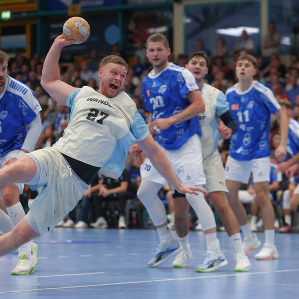 VfL-Spieler Kristjan Horzen beim Wurf auf das Tor.