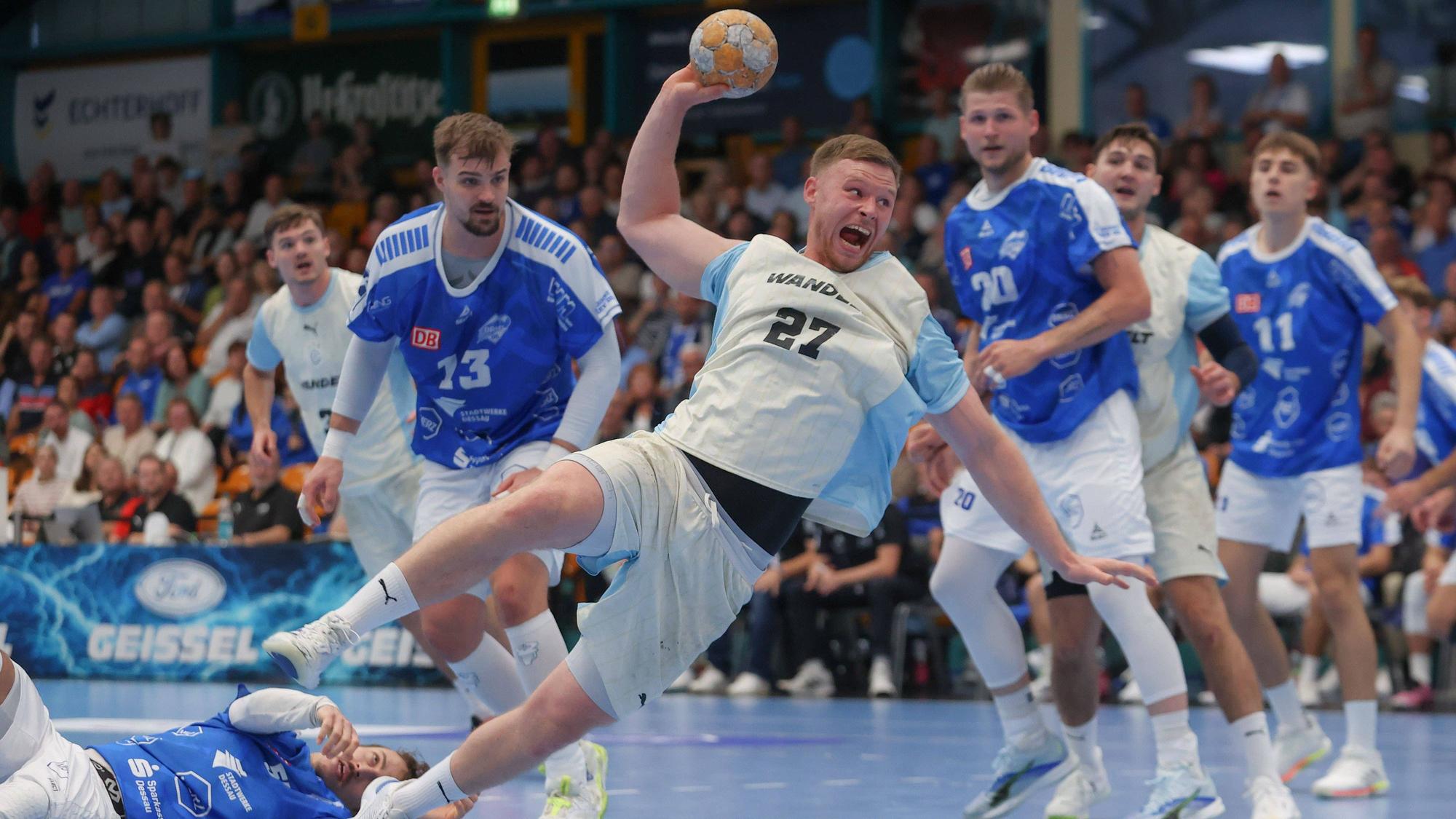 VfL-Spieler Kristjan Horzen beim Wurf auf das Tor.