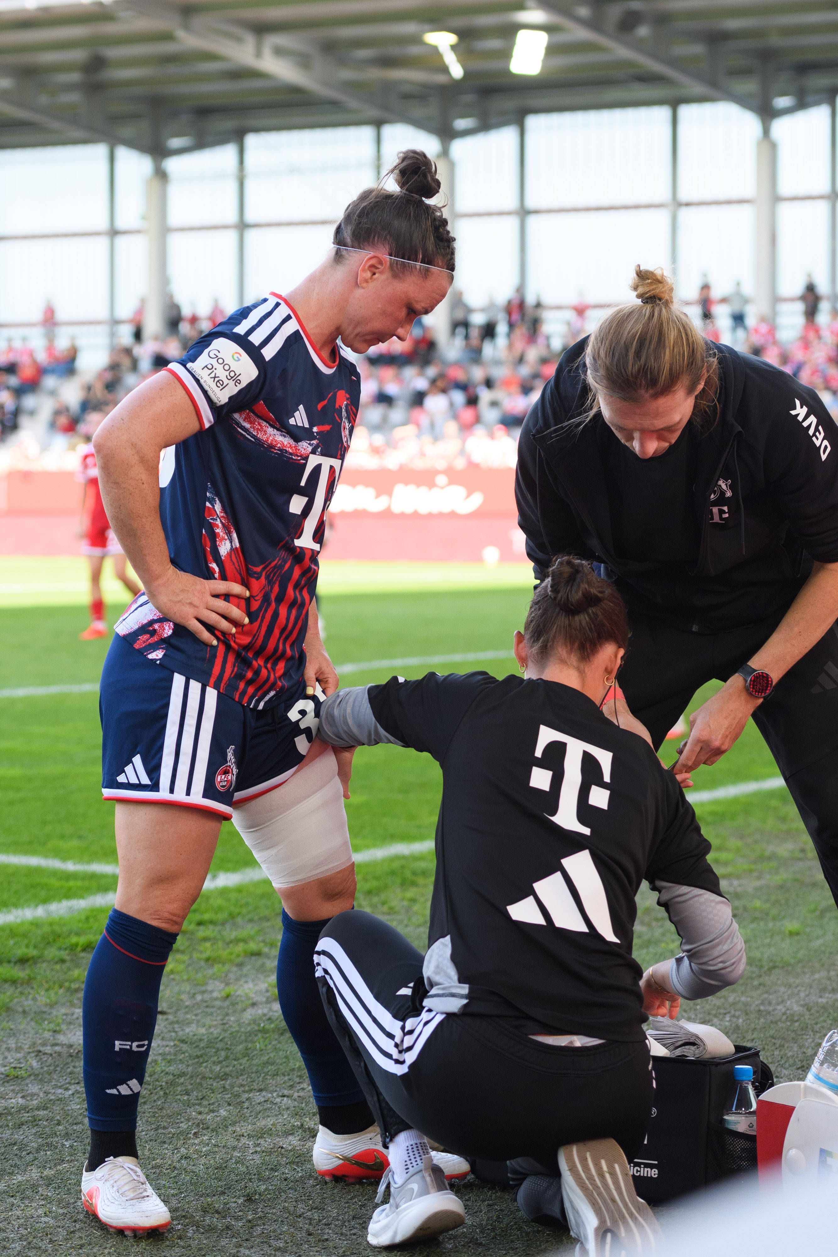 MUNICH, GERMANY - SEPTEMBER 19: Marina Hegering 33 1. FC Cologne getting her femoral taped asfter she got injured during the Google Pixel Frauen-Bundesliga match between FC Bayern Munich and 1. FC Cologne at FC Bayern Campus Munich, Germany. Photo by Sven Beyrich/Sports Press Photo PUBLICATIONxNOTxINxBRAxMEX Copyright: xSvenxBeyrich/SPPx Sportspressphoto_SPR235322