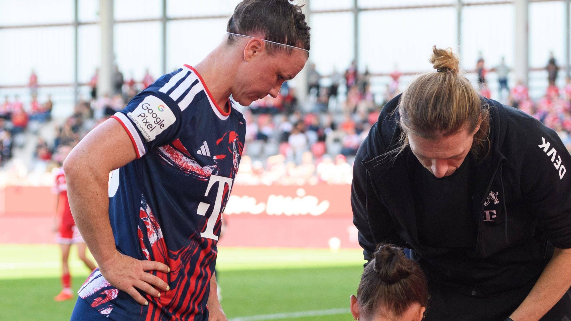 MUNICH, GERMANY - SEPTEMBER 19: Marina Hegering 33 1. FC Cologne getting her femoral taped asfter she got injured during the Google Pixel Frauen-Bundesliga match between FC Bayern Munich and 1. FC Cologne at FC Bayern Campus Munich, Germany. Photo by Sven Beyrich/Sports Press Photo PUBLICATIONxNOTxINxBRAxMEX Copyright: xSvenxBeyrich/SPPx Sportspressphoto_SPR235322
