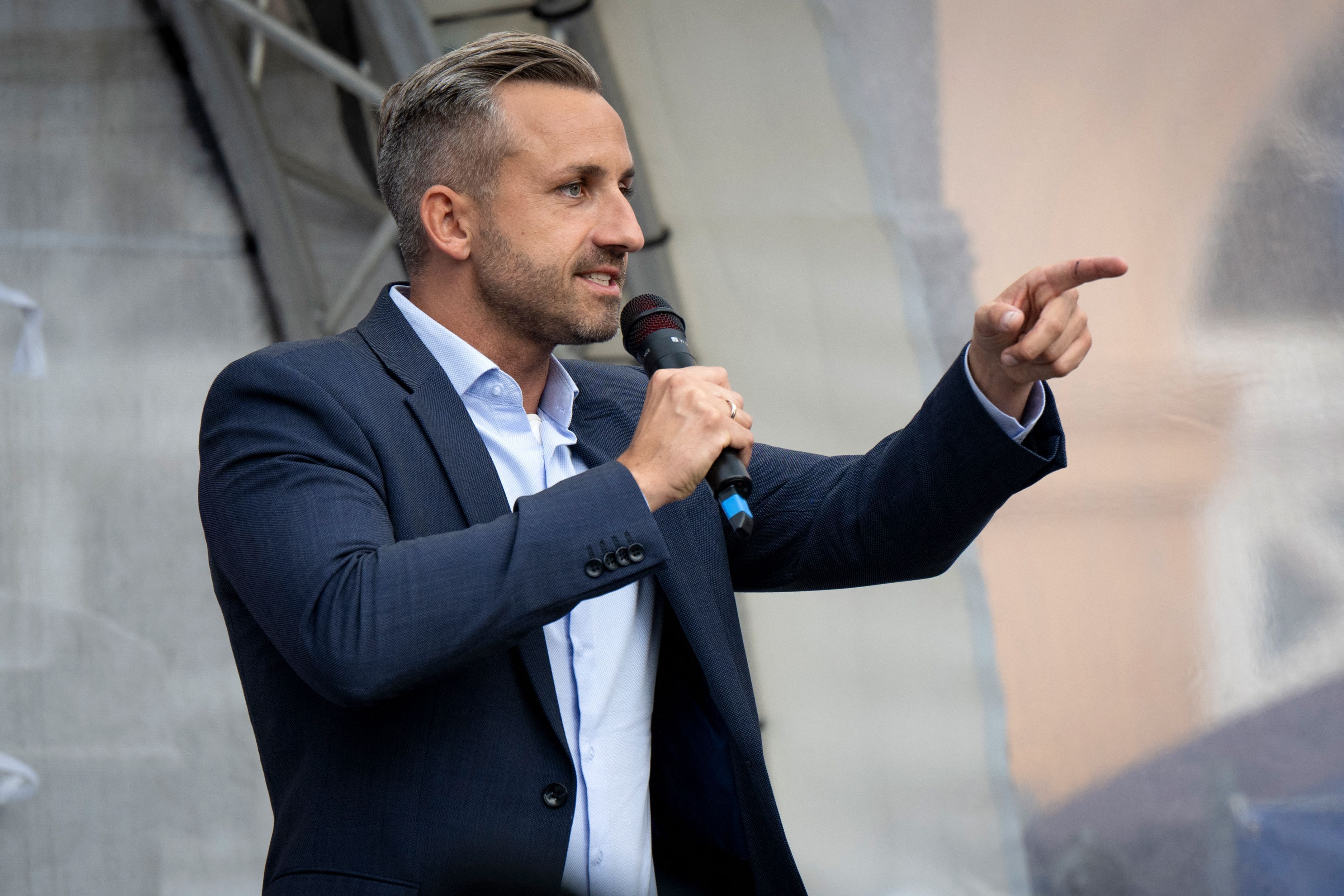Ulrich Siegmund, AfD-Wahlsieger aus Sachsen-Anhalt, spricht bei einer Wahlkampfveranstaltung auf dem Schweriner Marktplatz. (Archivbild)