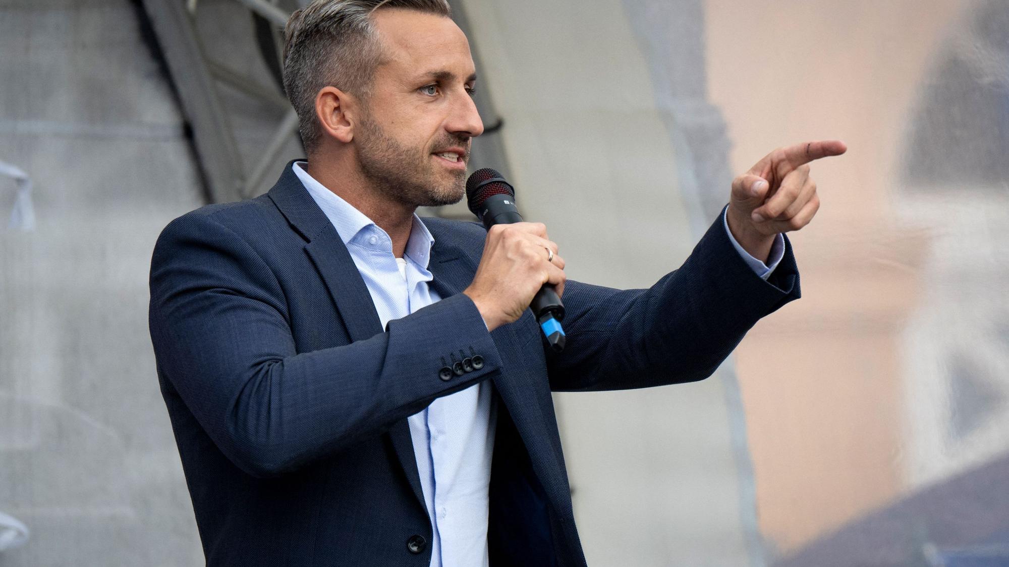 Ulrich Siegmund, AfD-Wahlsieger aus Sachsen-Anhalt, spricht bei einer Wahlkampfveranstaltung auf dem Schweriner Marktplatz. (Archivbild)