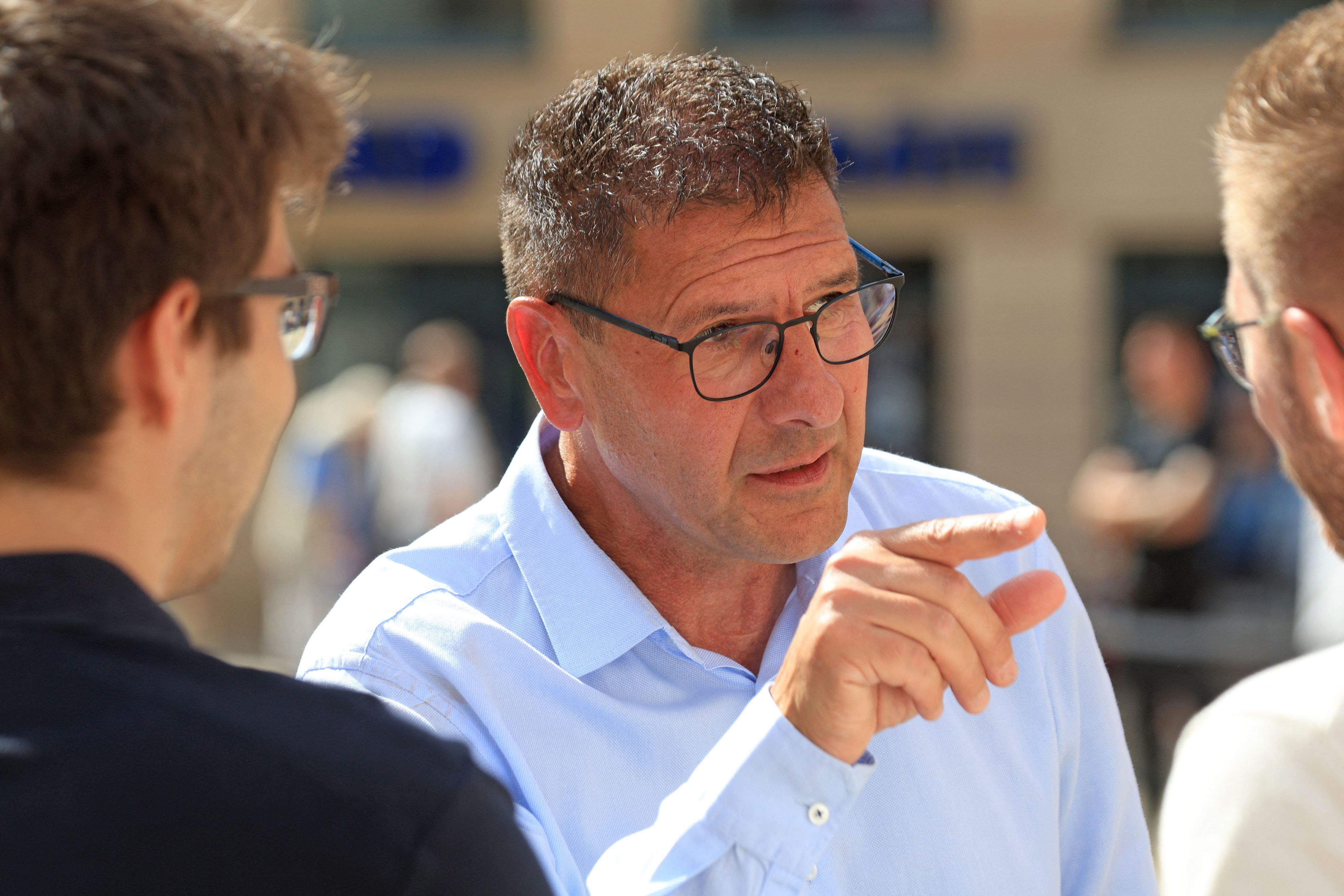 Der BSW-Spitzenkandidat Thomas Schulze steht während einer Wahlkampfveranstaltung auf dem Halberstadter Marktplatz. (Archivbild)