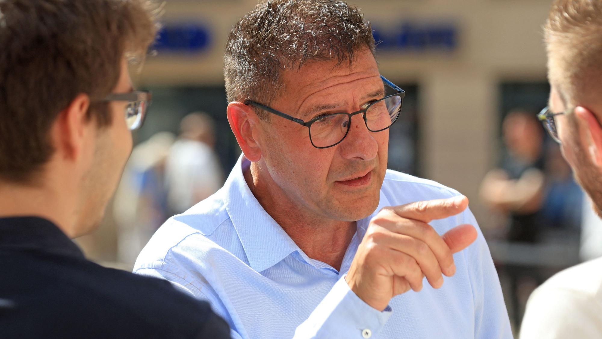 Der BSW-Spitzenkandidat Thomas Schulze steht während einer Wahlkampfveranstaltung auf dem Halberstadter Marktplatz. (Archivbild)