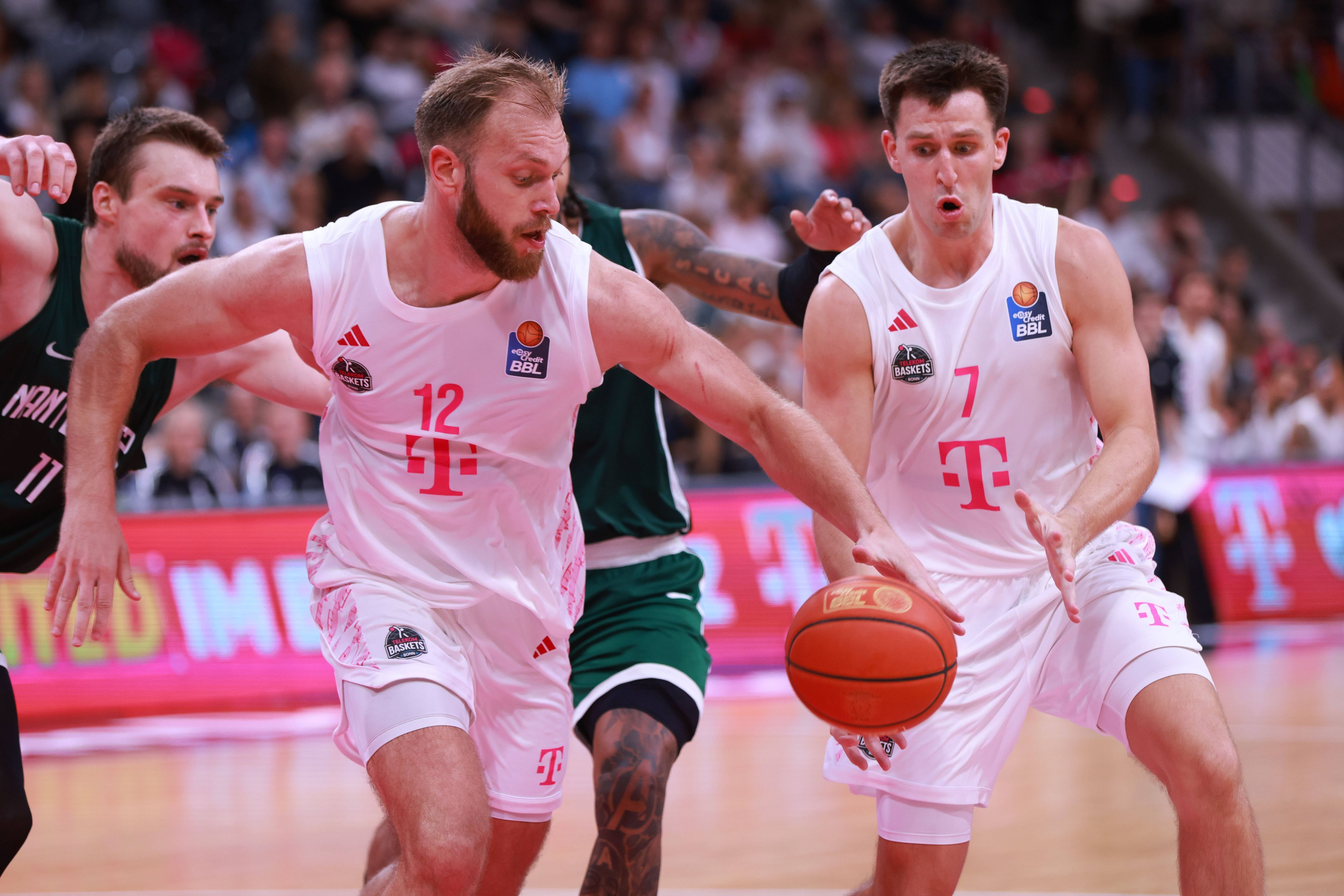 Die Baskets Melvin Jostmann (links) und Grayson Murphy müssen binnen 48 Stunden zweimal antreten.