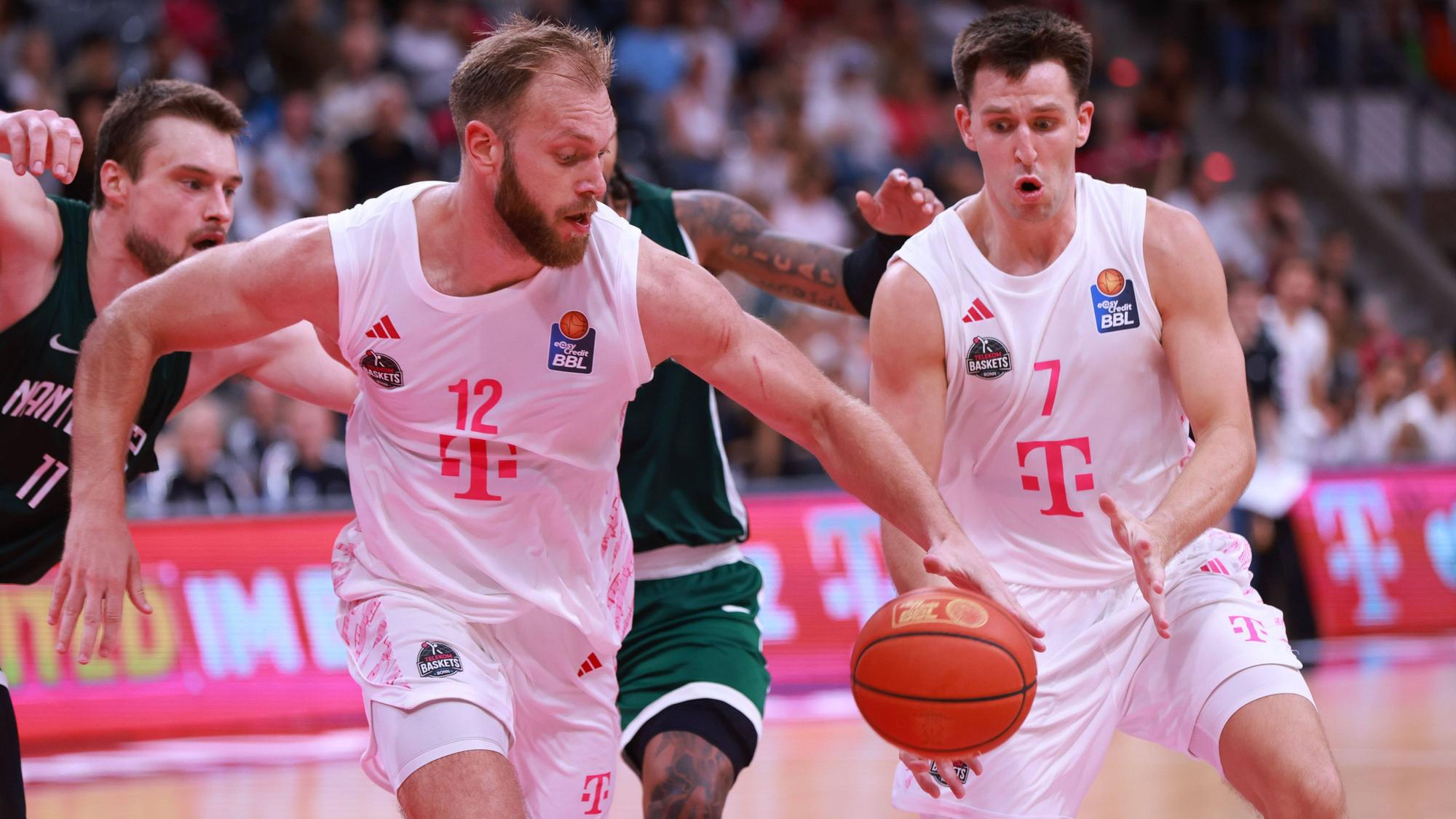 Die Baskets Melvin Jostmann (links) und Grayson Murphy müssen binnen 48 Stunden zweimal antreten.