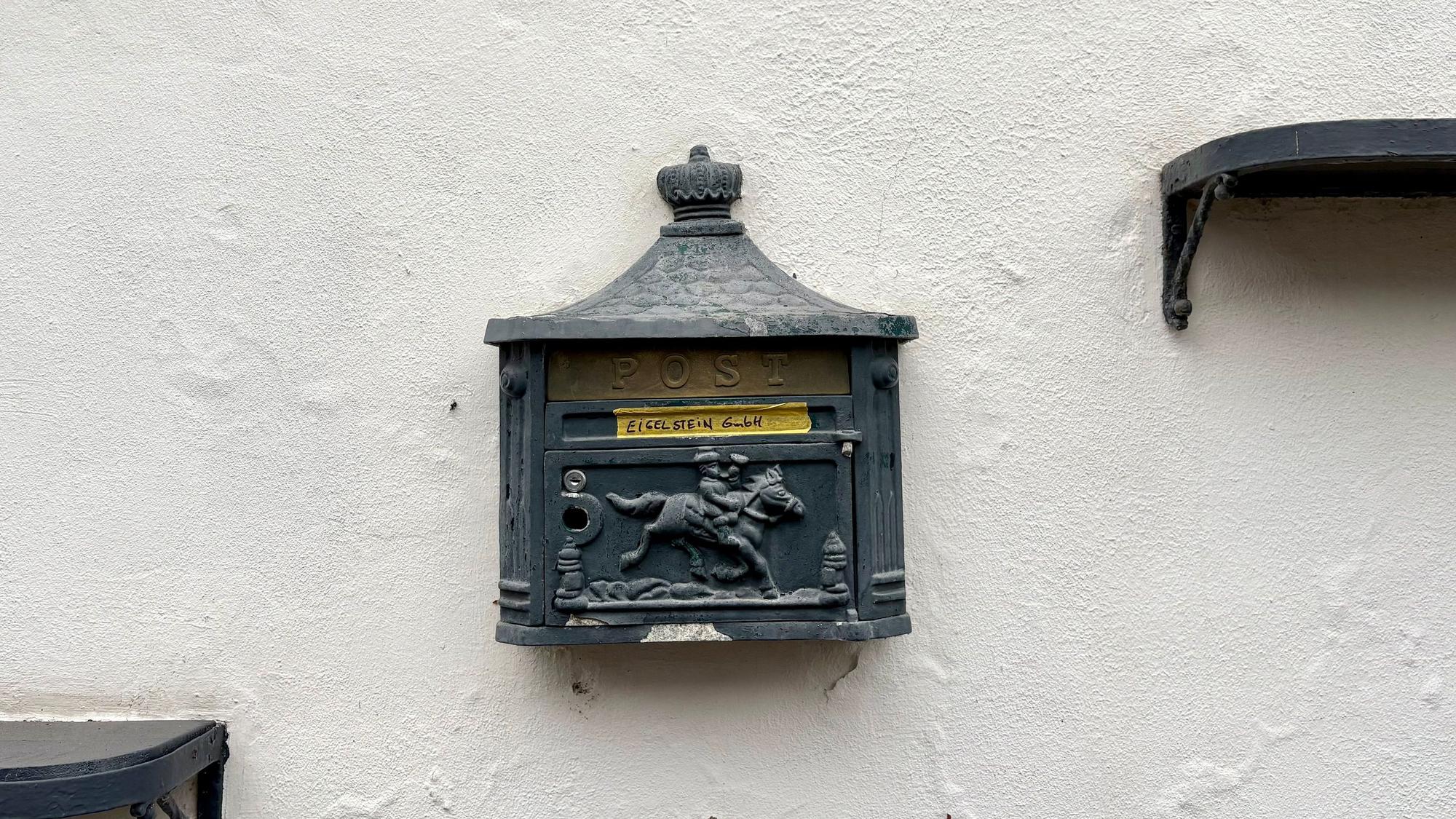 Das Treppchen in Rodenkirchen: Auf dem Briefkasten steht schon die neue Betreiberin.