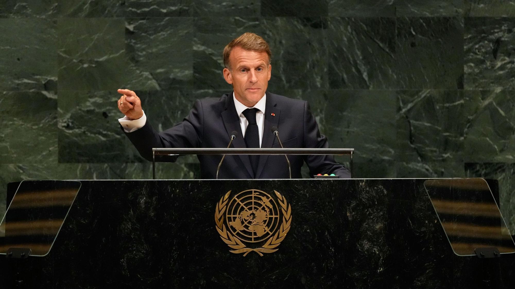 22.09.2026, USA, New York: Der französische Präsident Emmanuel Macron hält im Hauptquartier der Vereinten Nationen eine Rede während der 81. Sitzung der Generalversammlung der Vereinten Nationen. Foto: Seth Wenig/AP/dpa +++ dpa-Bildfunk +++