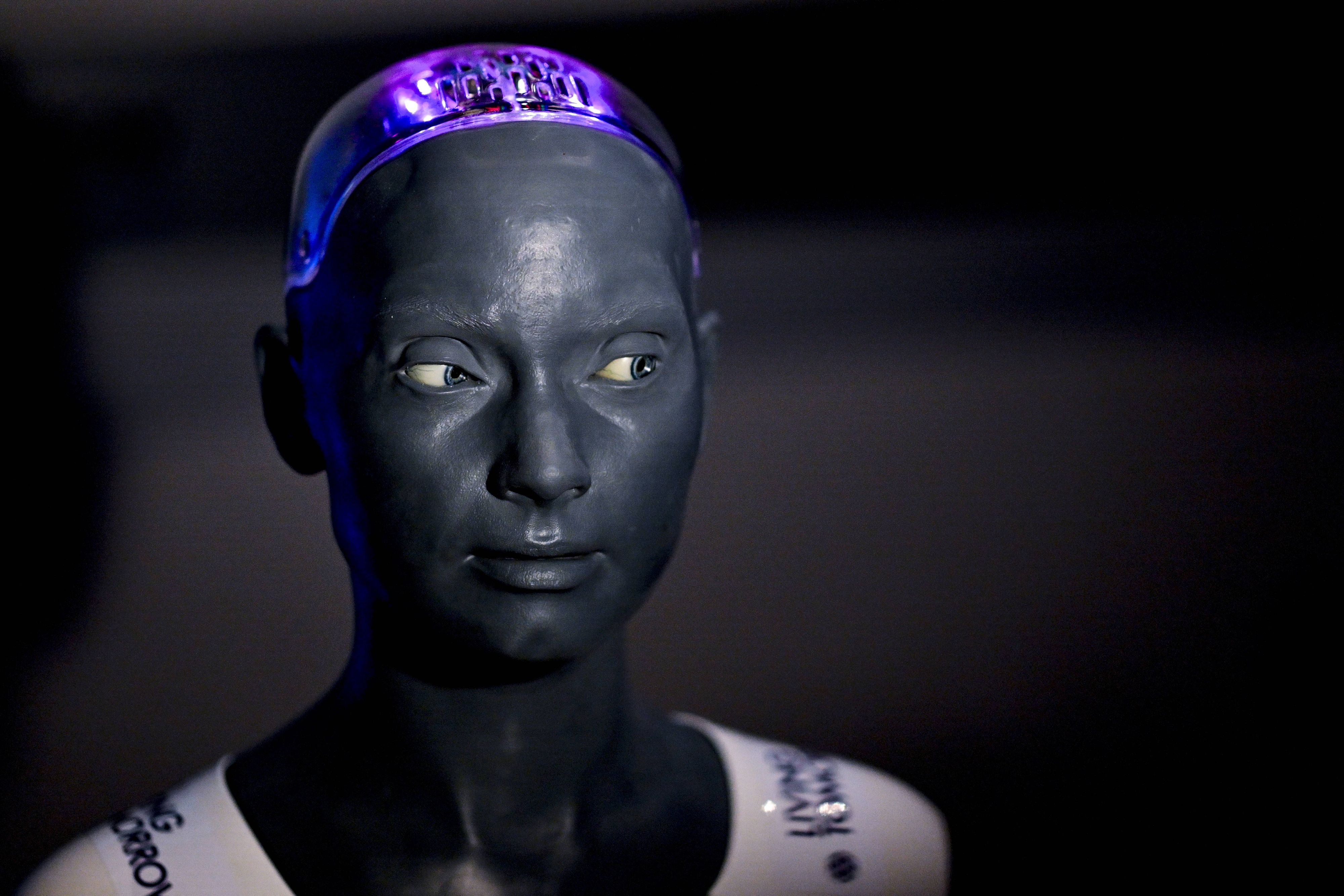 Der humanoide Roboter Ameca wird bereits seit 2023 in der Pflege eingesetzt. Forscher beschäftigt die Frage, ob Roboter in Kombination mit KI zur Gefahr für die Menschheit werden könnten. (Archivbild)