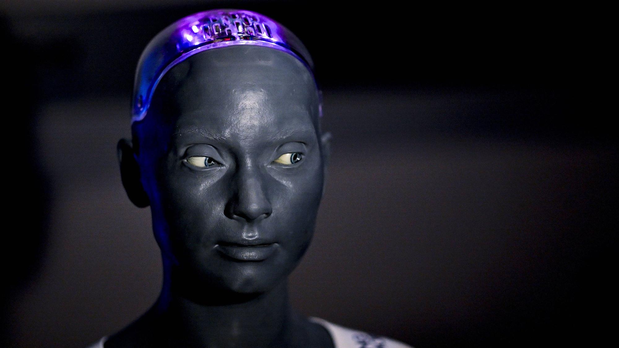 Der humanoide Roboter Ameca wird bereits seit 2023 in der Pflege eingesetzt. Forscher beschäftigt die Frage, ob Roboter in Kombination mit KI zur Gefahr für die Menschheit werden könnten. (Archivbild)