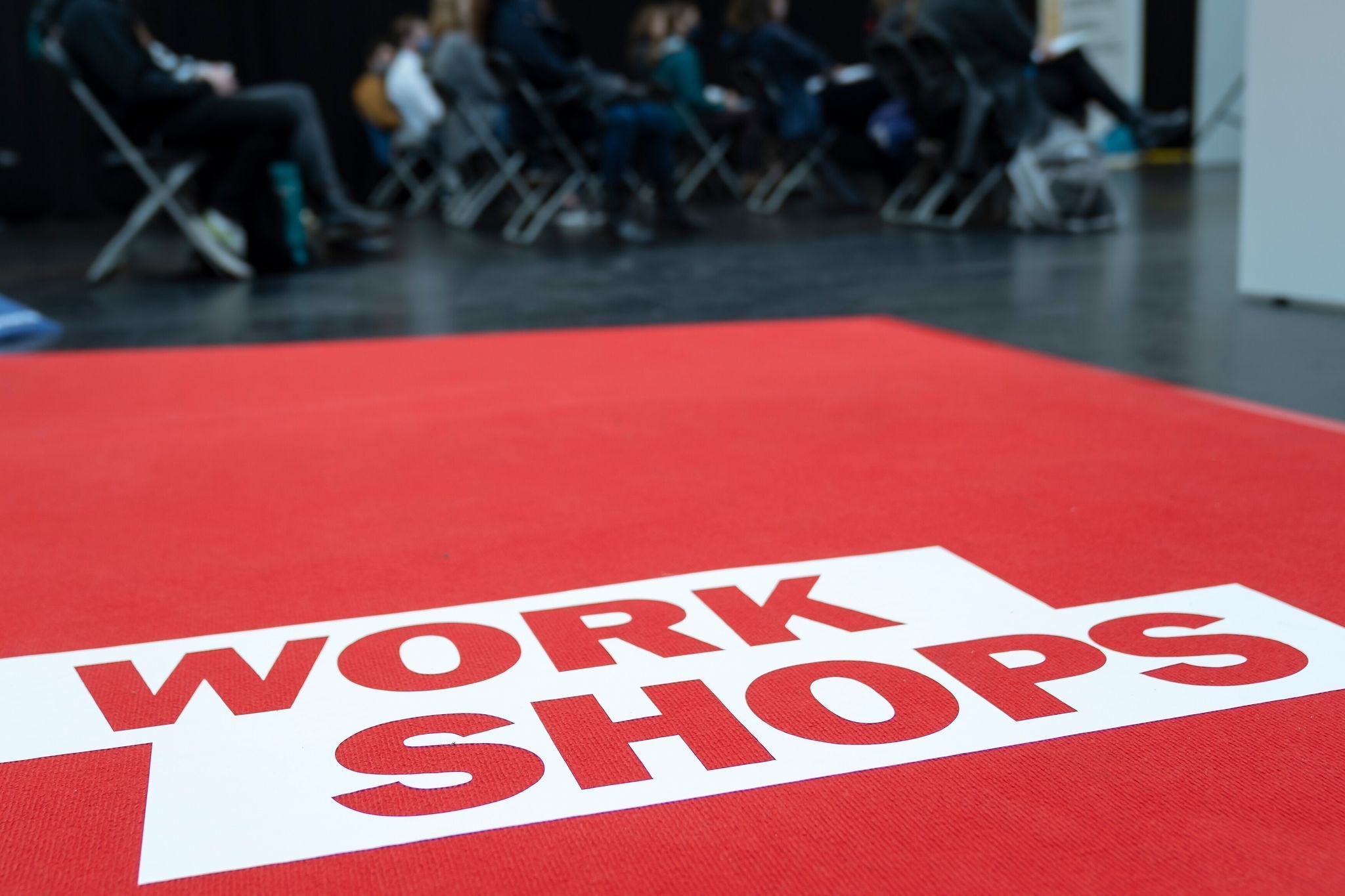 Besucher nehmen an einem Workshop teil