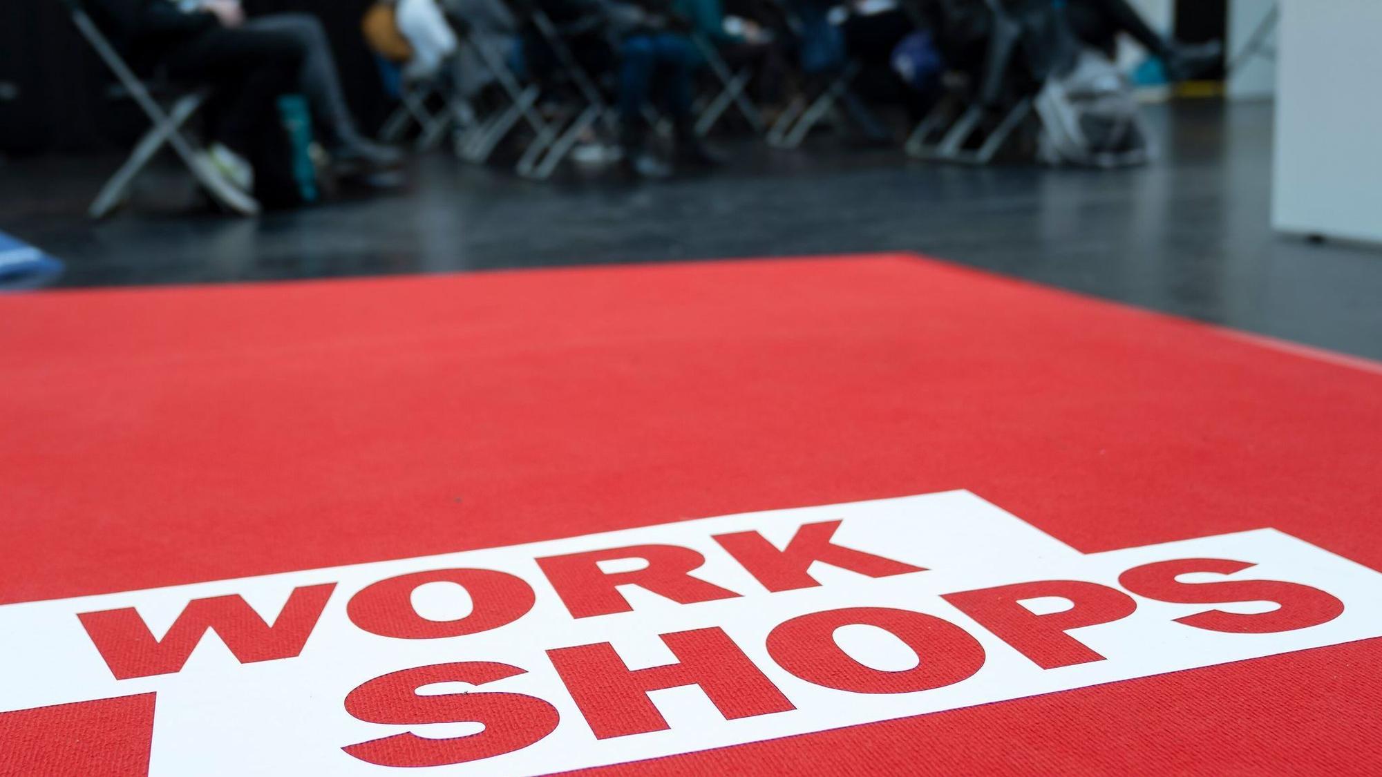 Besucher nehmen an einem Workshop teil