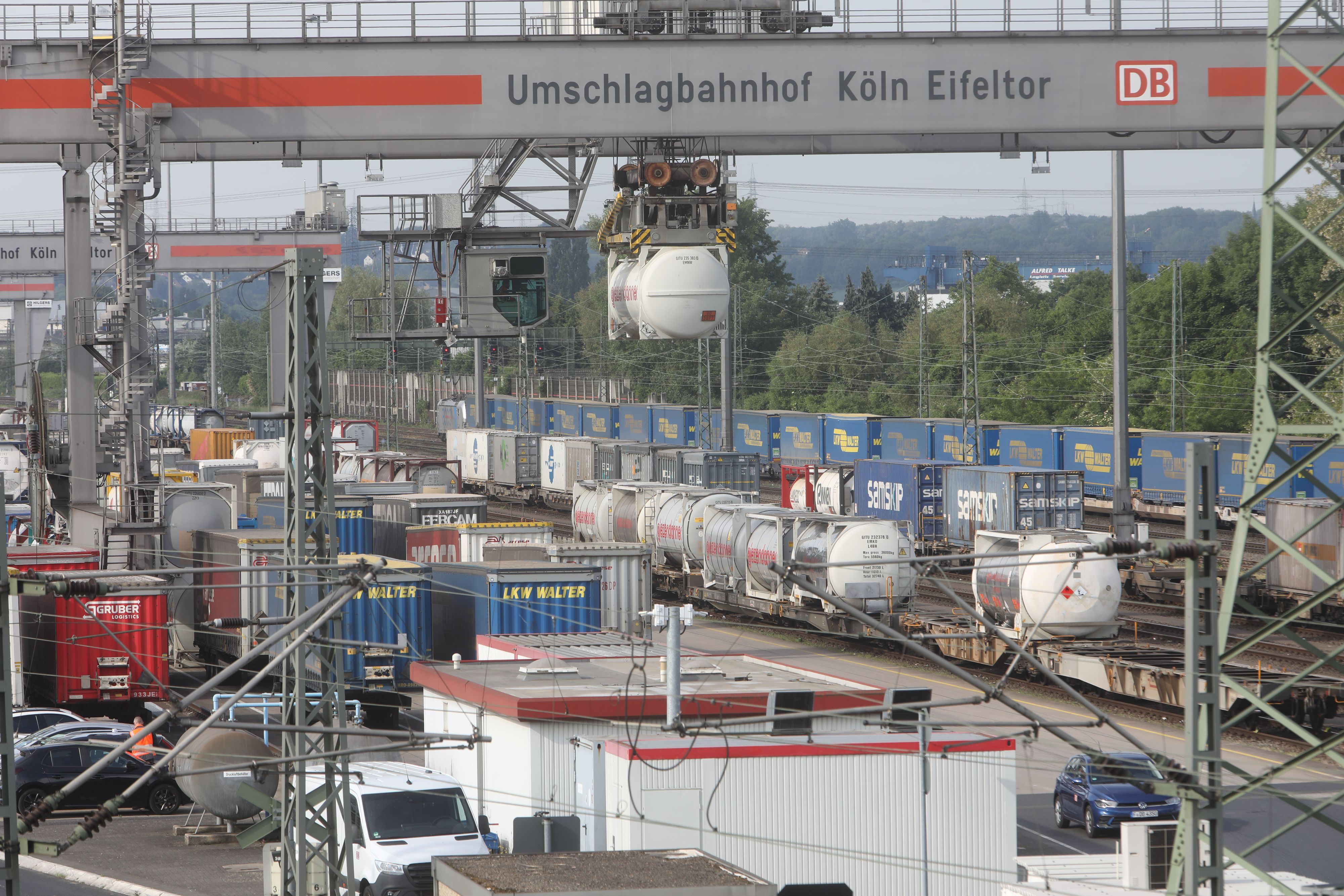 Nach einem Arbeitsunfall auf dem Güterbahnhof Eifeltor starben zwei Menschen (Archivfoto).