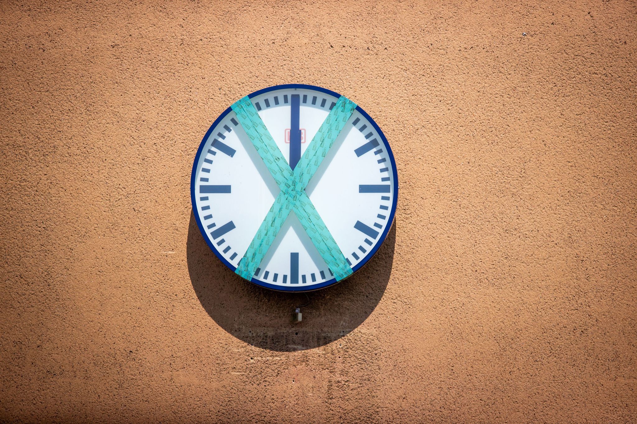 Eine Wanduhr ist mit Tape abgeklebt