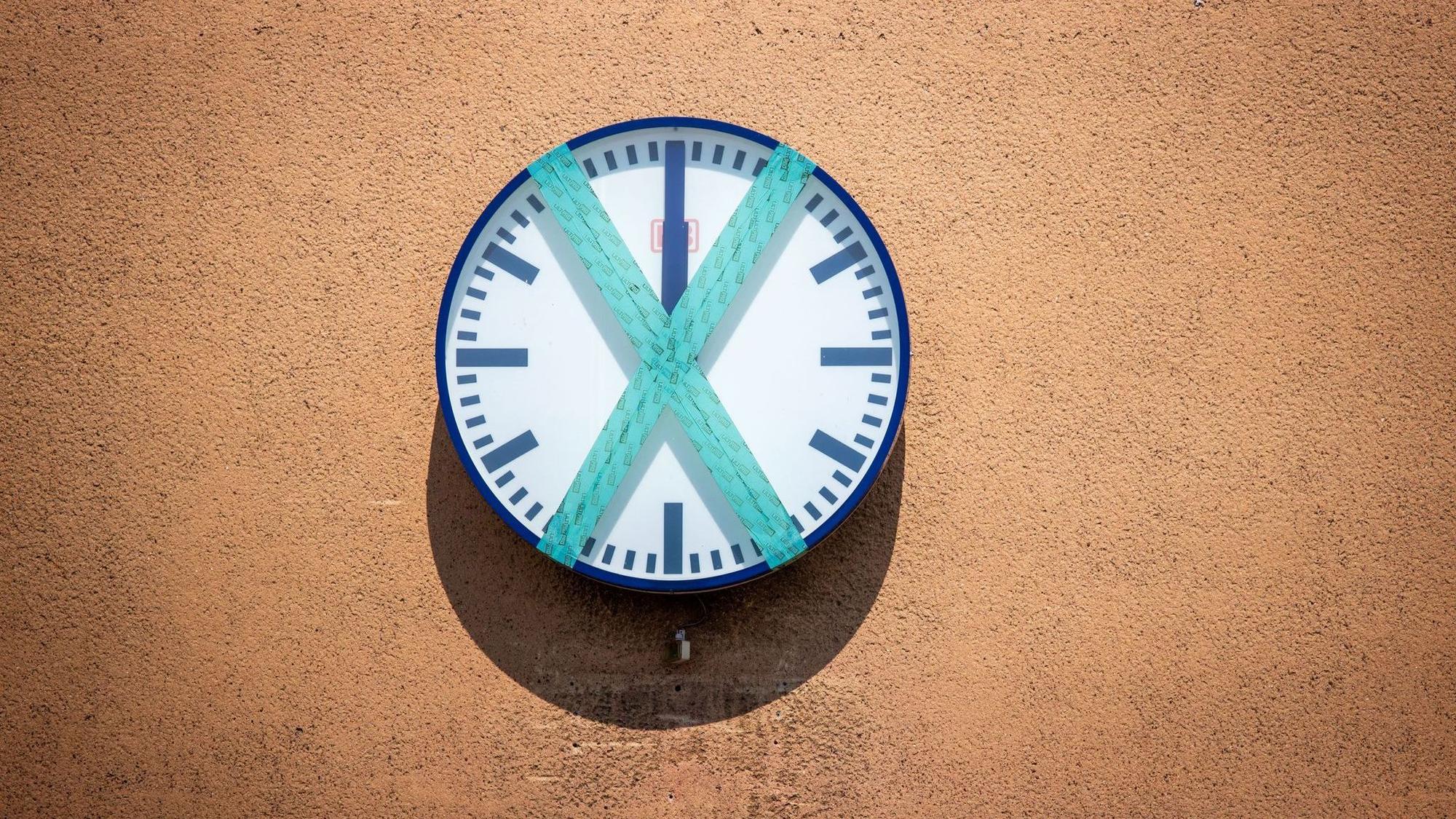 Eine Wanduhr ist mit Tape abgeklebt