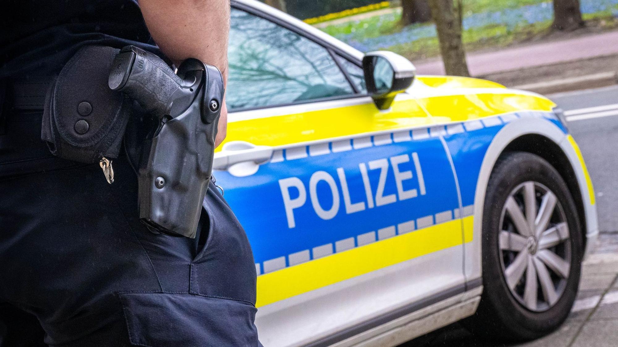 Die Polizei ermittelt und bittet um Zeugenhinweise nach dem Fund einer Leiche in Neuss. (Symbolbild)