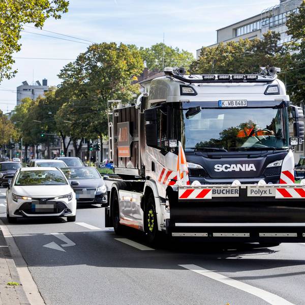 23.09.2026, Köln: Im September fährt die AWB mit ihren Winterdienstfahrzeugen alle Routen ab, damit im Winter im Ernstfall alle Fahrerinnen und Fahrer ihre Routen, Engstellen und das Fahrzeug kennen.
Am Steuer sitzt Andreas Pietsch.
Foto: Michael Bause