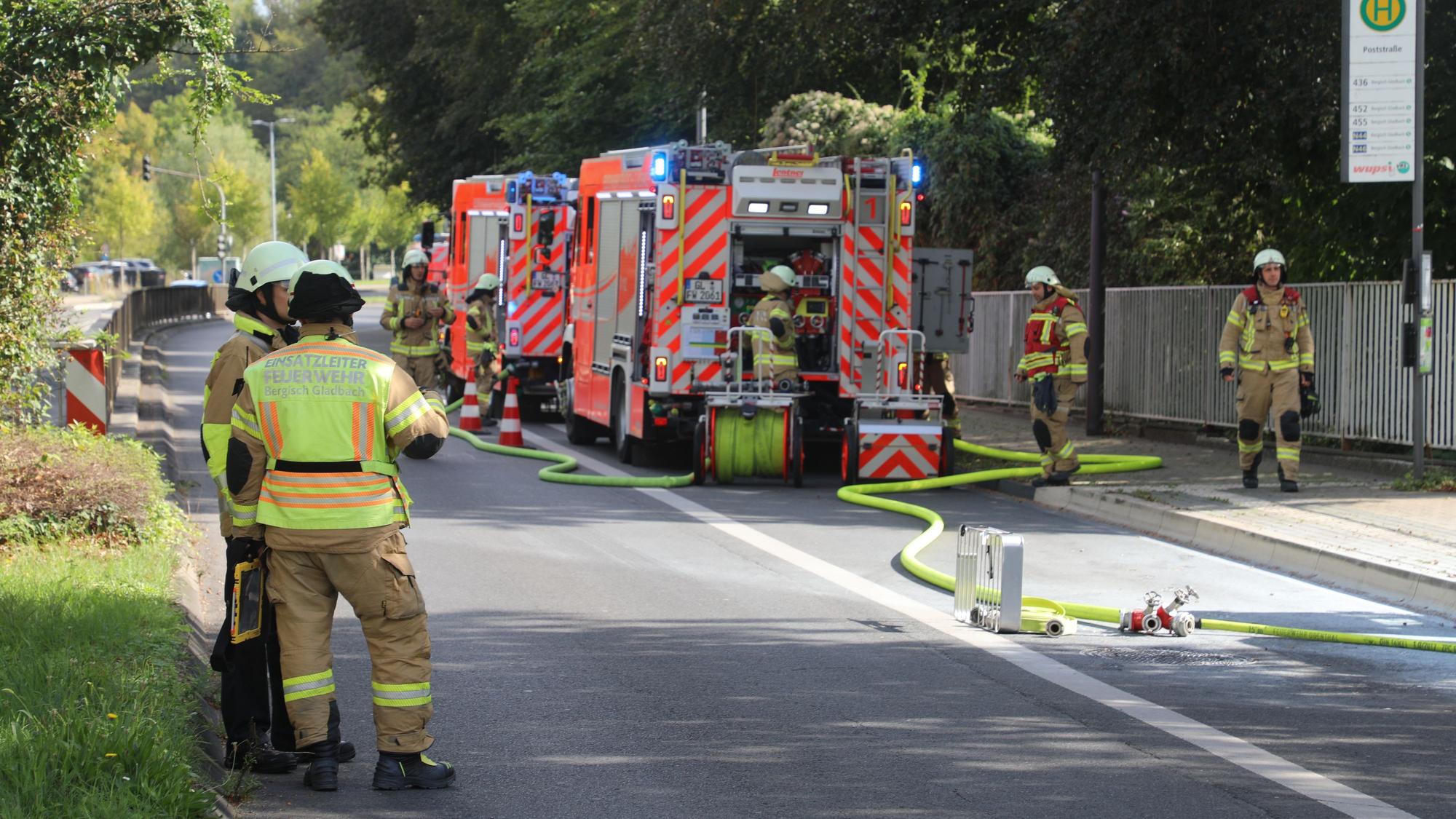 Feuerwehrfahrzeuge stehen auf der Straße An der Gohrsmühle.