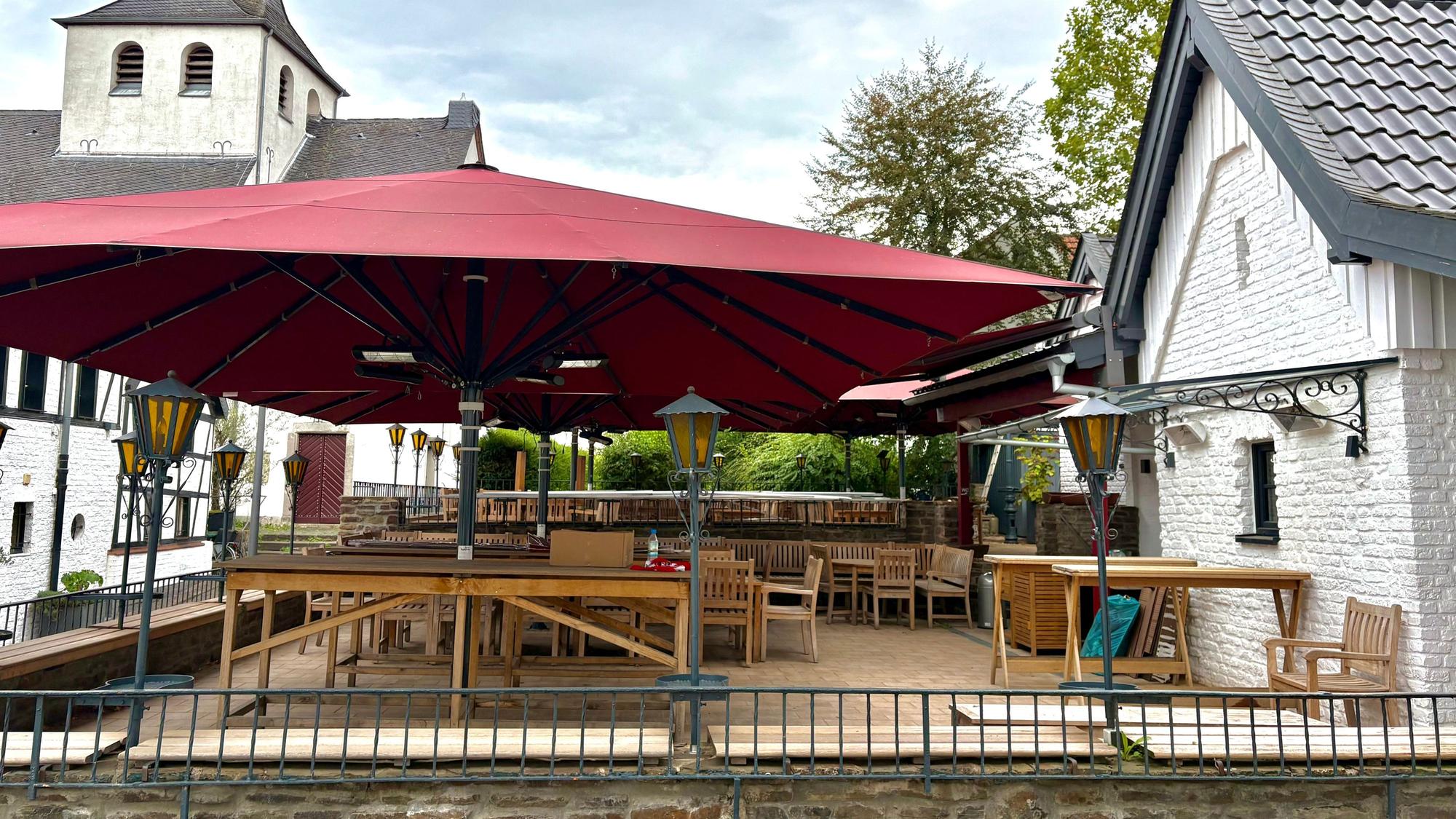 Die Terrasse der Gaststätte Treppchen in Rodenkirchen in Köln.
