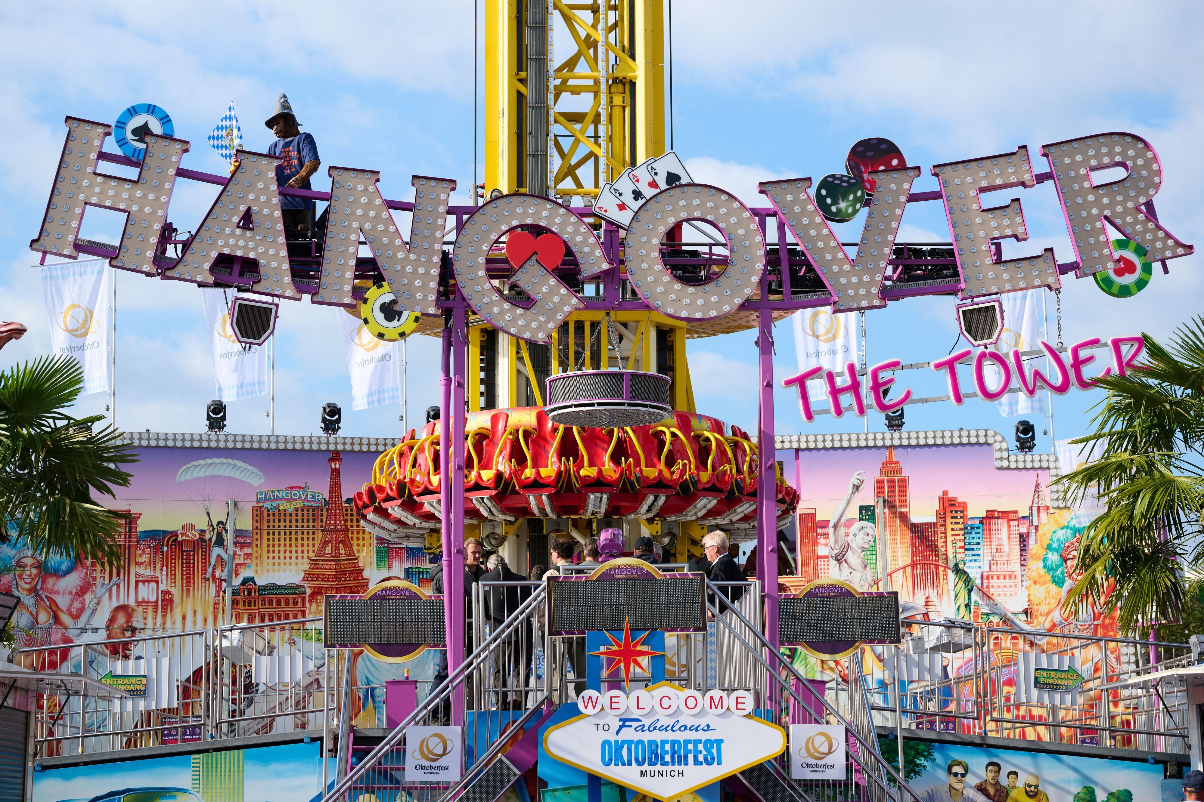 Der Freifallturm „Hangover“ auf dem Oktoberfest in München. Das Fahrgeschäft, an dem sich ein tödlicher Unfall ereignet hatte, soll im Oktober in Köln Station machen.