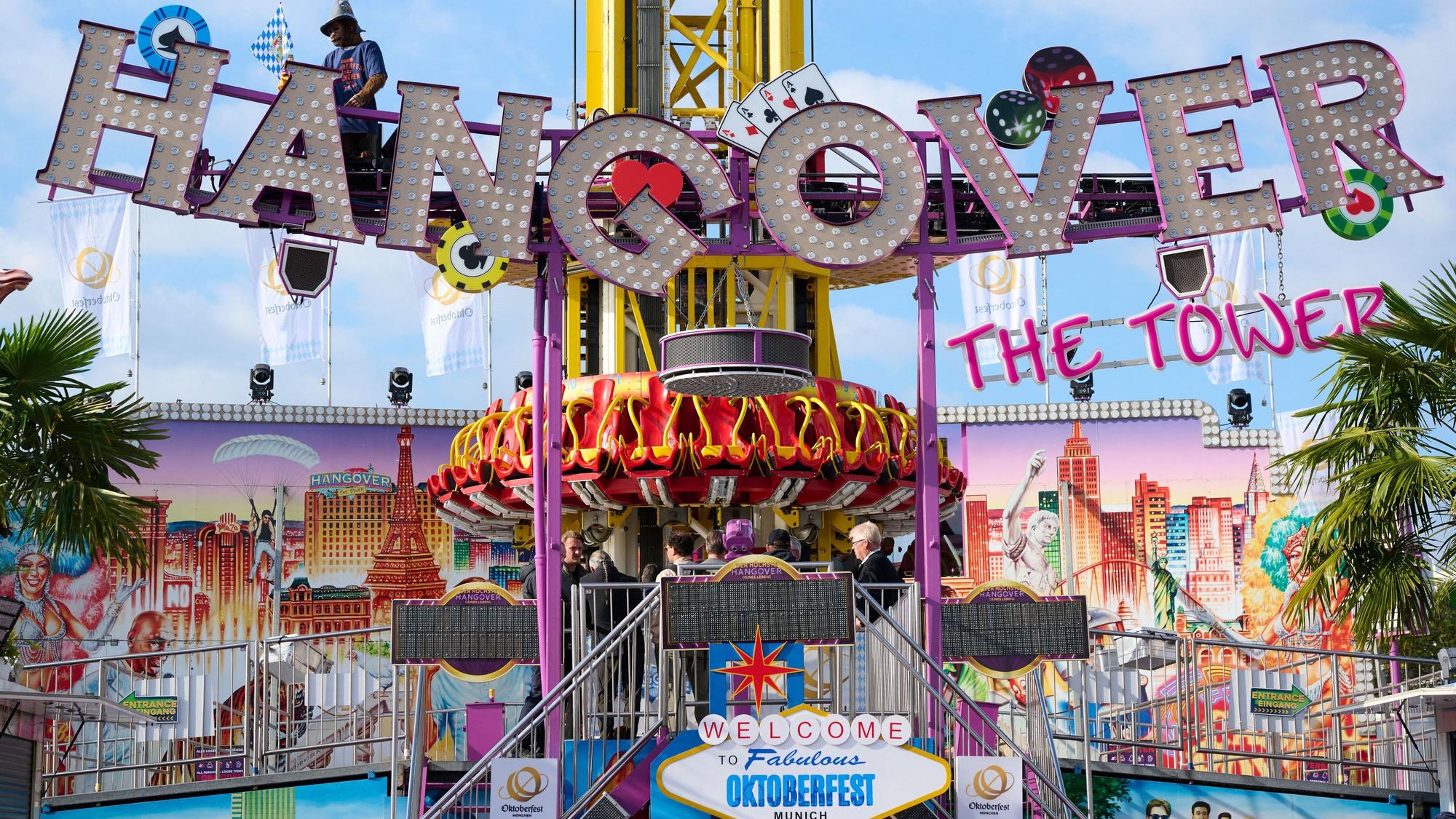 Der Freifallturm „Hangover“ auf dem Oktoberfest in München. Das Fahrgeschäft, an dem sich ein tödlicher Unfall ereignet hatte, soll im Oktober in Köln Station machen.