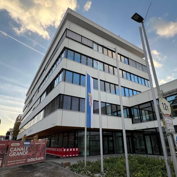 Das Siegburger Rathaus hat 2023 den Chatbot Siggi installiert, der Anfragenm in 95 Sprachen beantworten können soll.