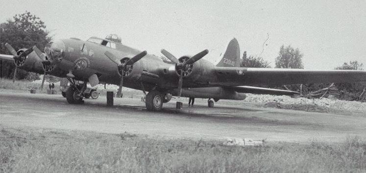 Die Aufnahme des B-17-Bombers entstand im britischen Ridgewell im Juni oder Juli 1943.