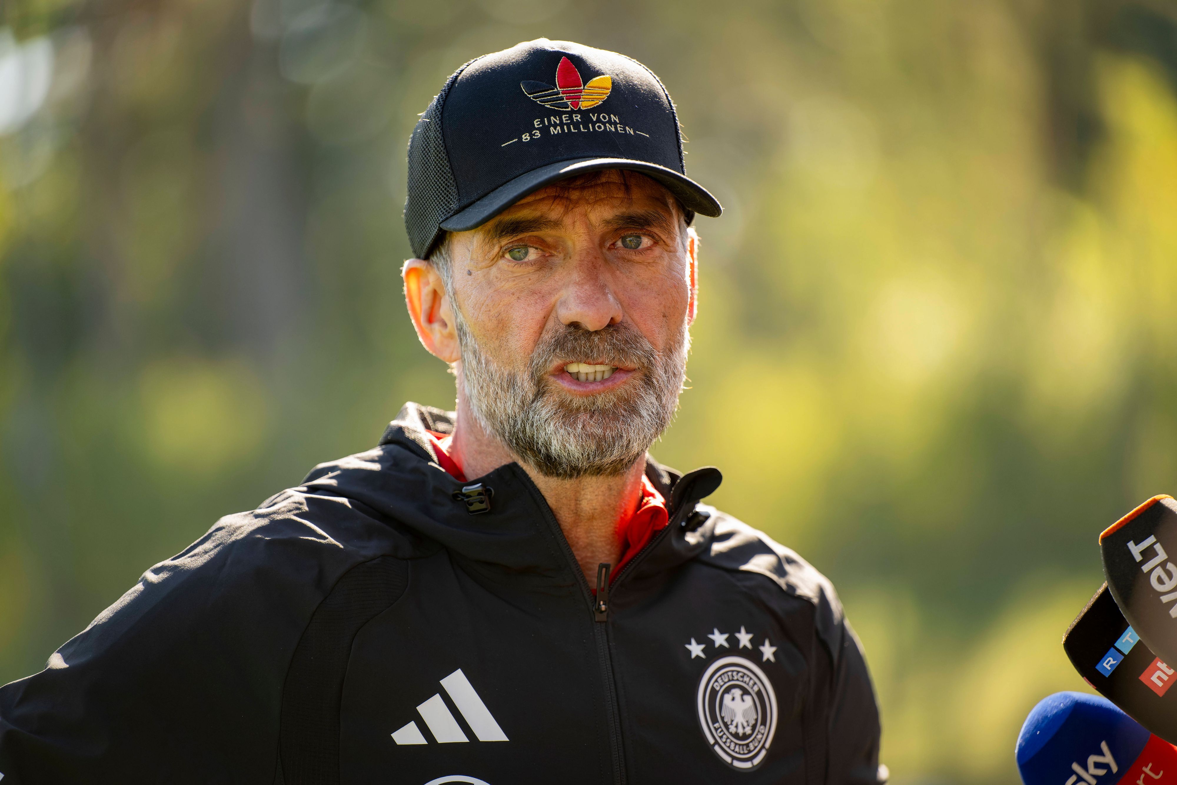 Jürgen Klopp Deutschland steht mit seiner DFB-Kappe beim Interview.