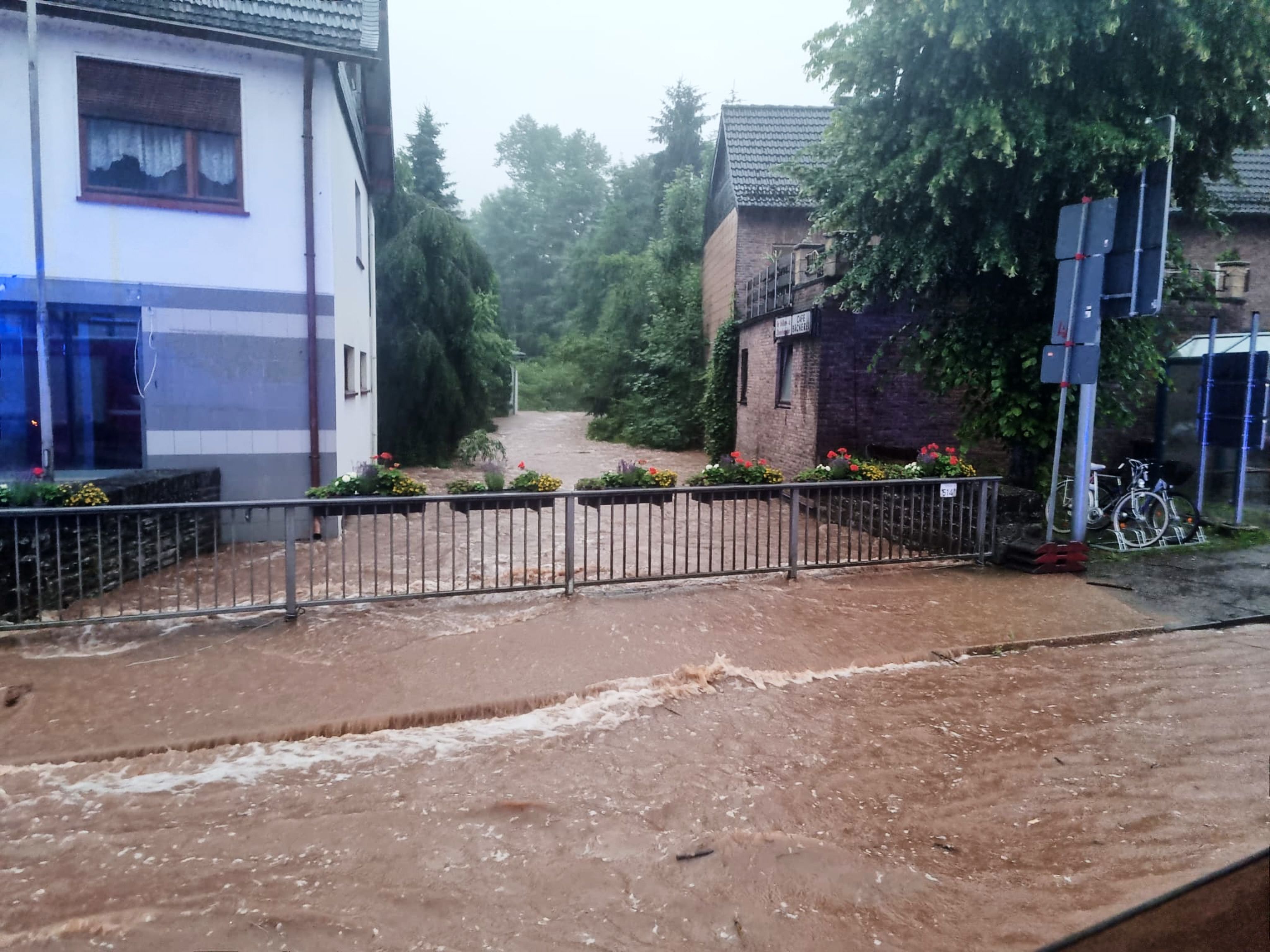 Das Bild vom 14. Juli 2021 zeigt eine überspülte Straße in Hellenthal-Blumenthal.