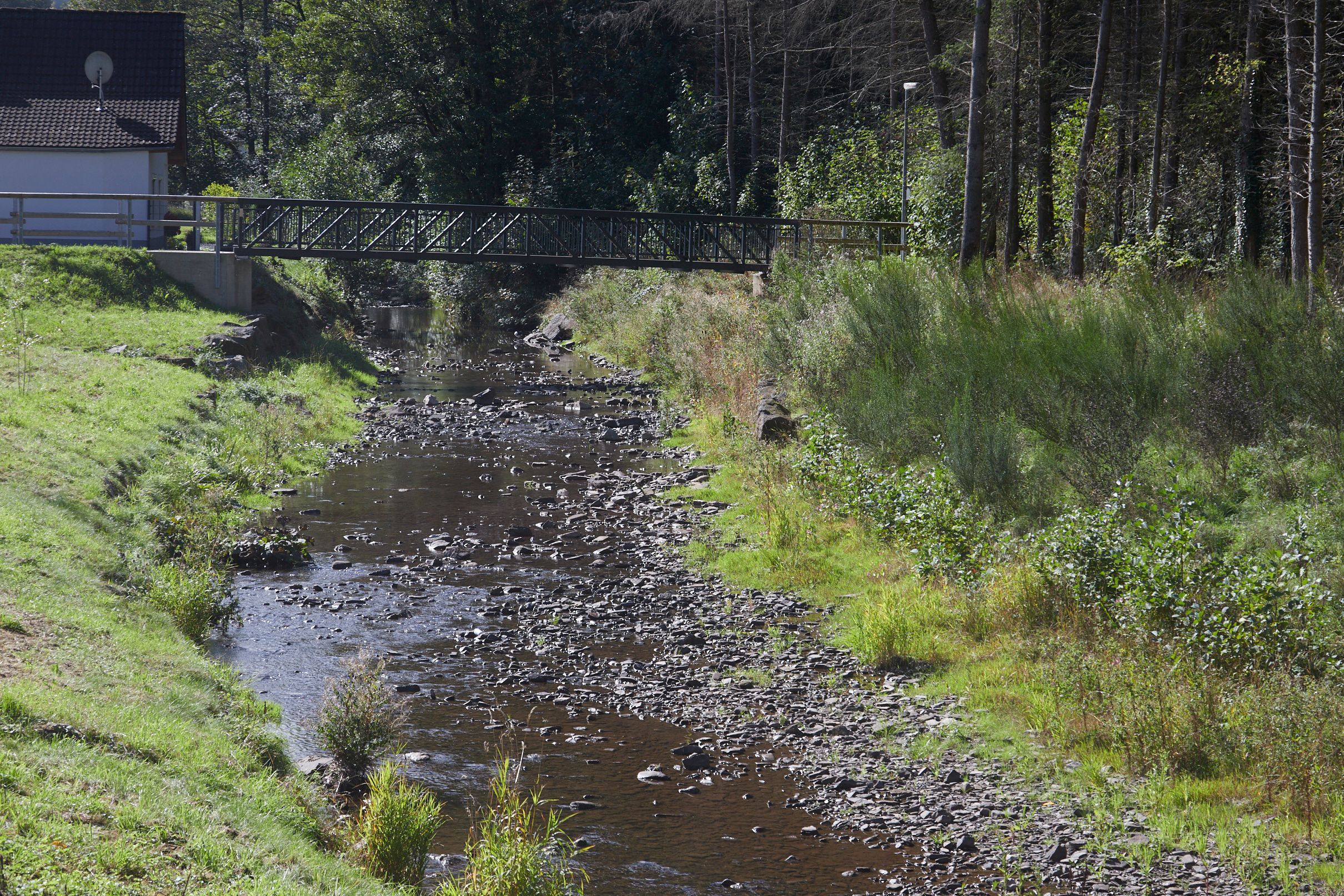 Neu errichtet wurde die Fußgängerbrücke über den Reifferscheider Bach am Ortseingang von Blumenthal.