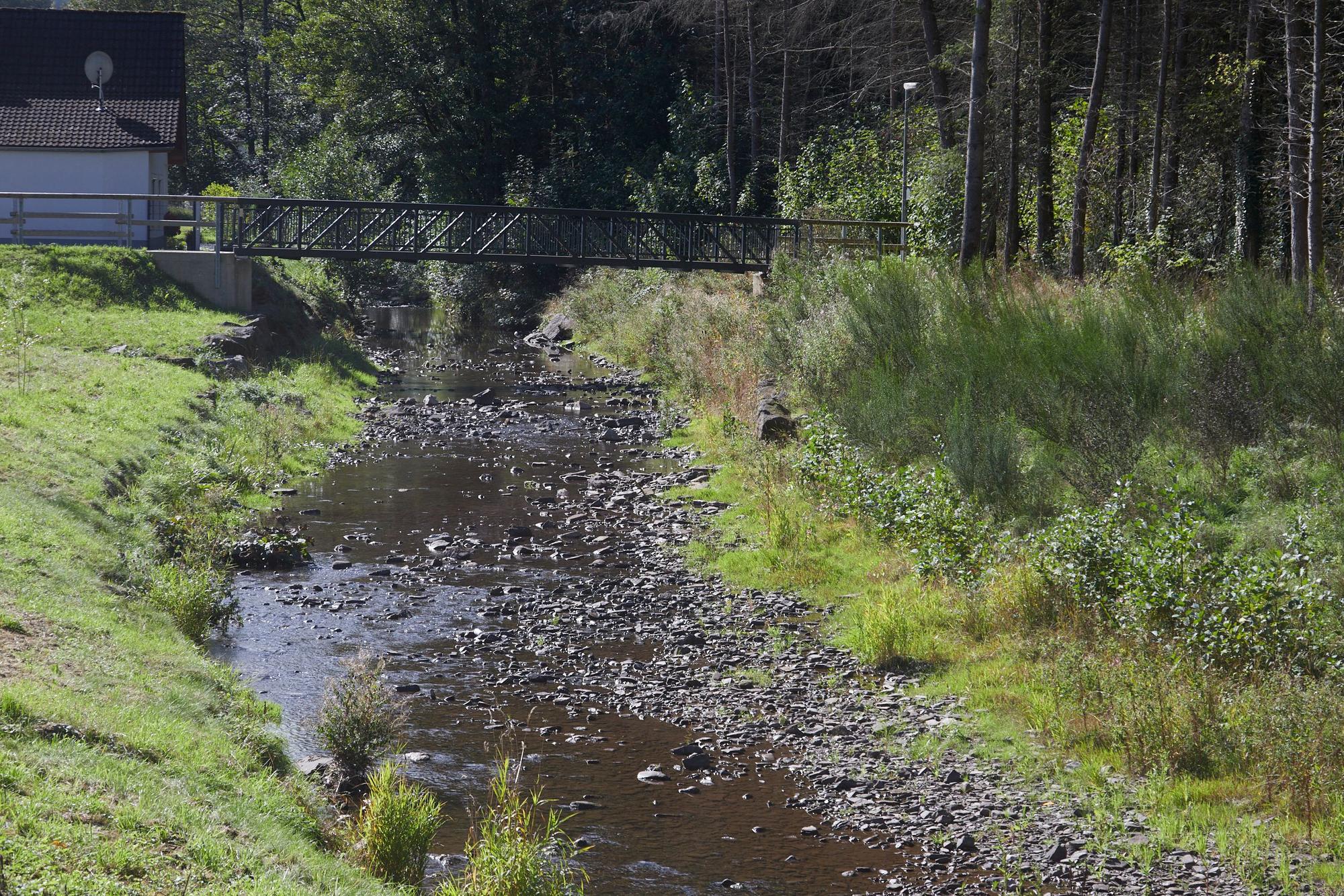 Neu errichtet wurde die Fußgängerbrücke über den Reifferscheider Bach am Ortseingang von Blumenthal.