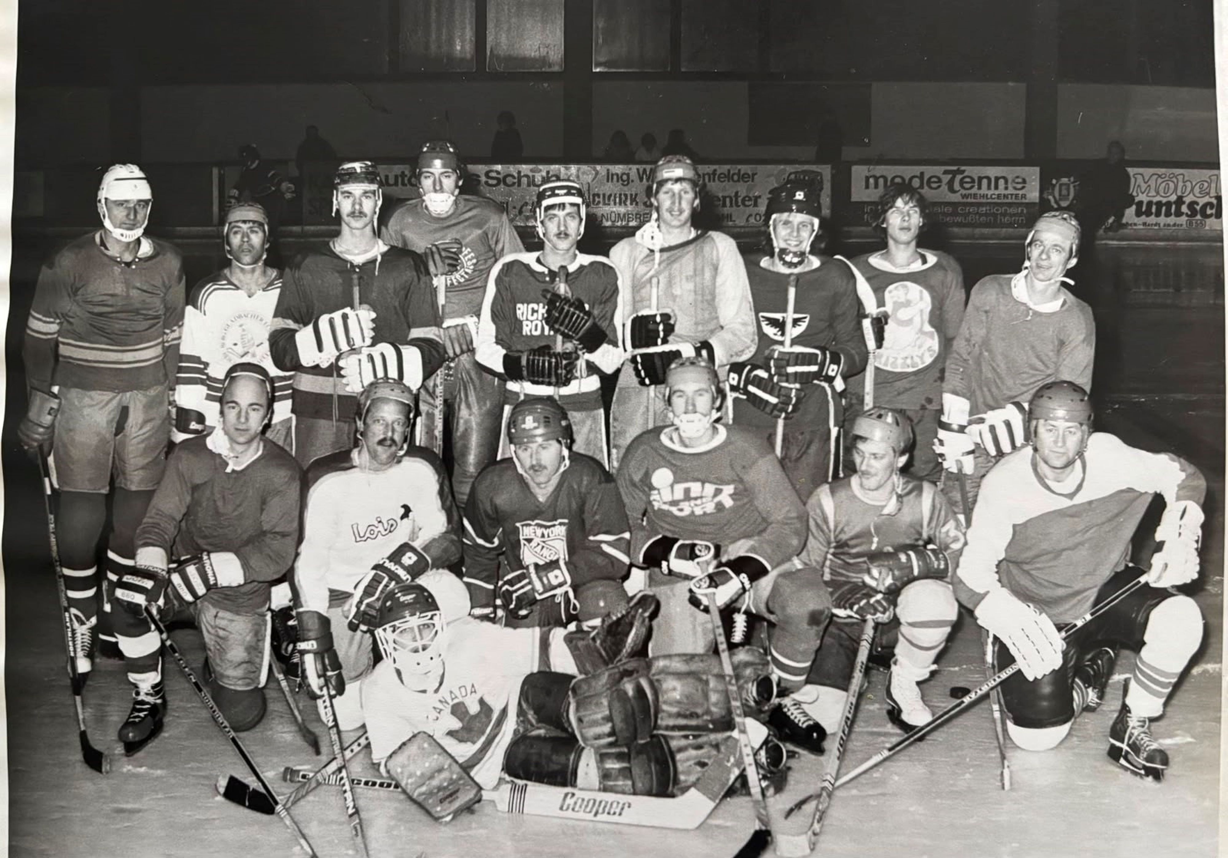 Ein altes schwarz, weißes Gruppenfoto der Grizzlies.